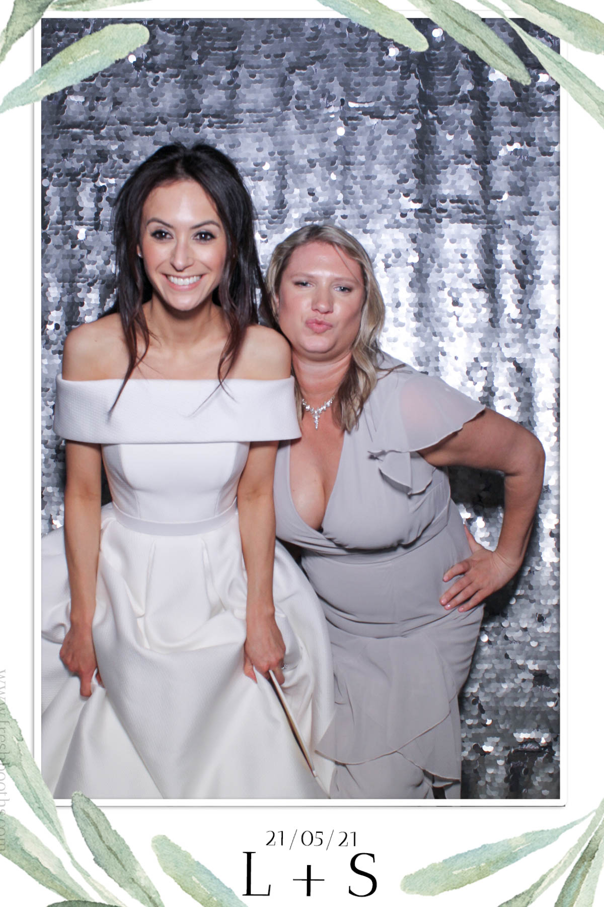 L & S Wedding | View more photos from the event at gallery.freshbooths.com/u/FreshBooths/L-S-Wedding