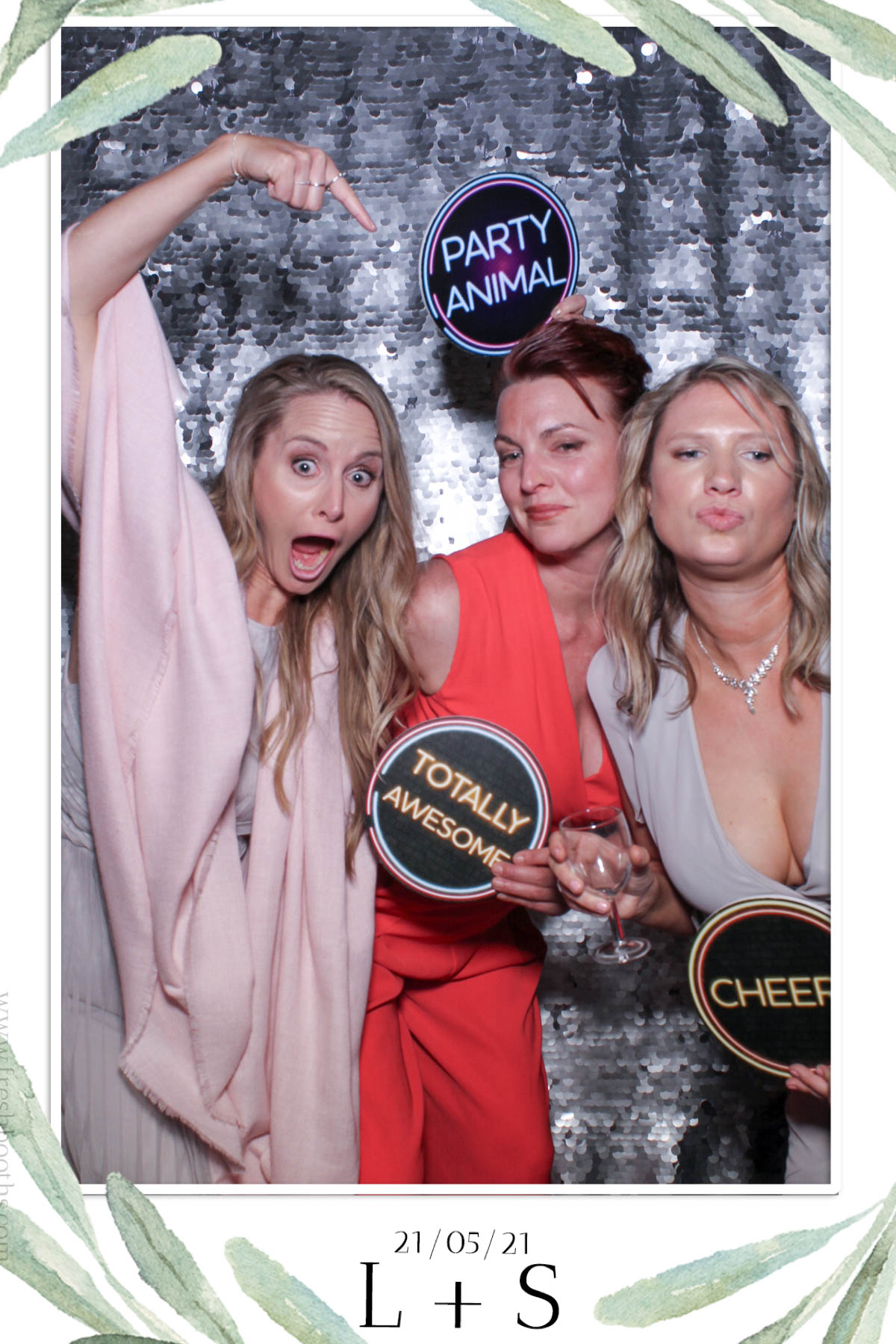 L & S Wedding | View more photos from the event at gallery.freshbooths.com/u/FreshBooths/L-S-Wedding