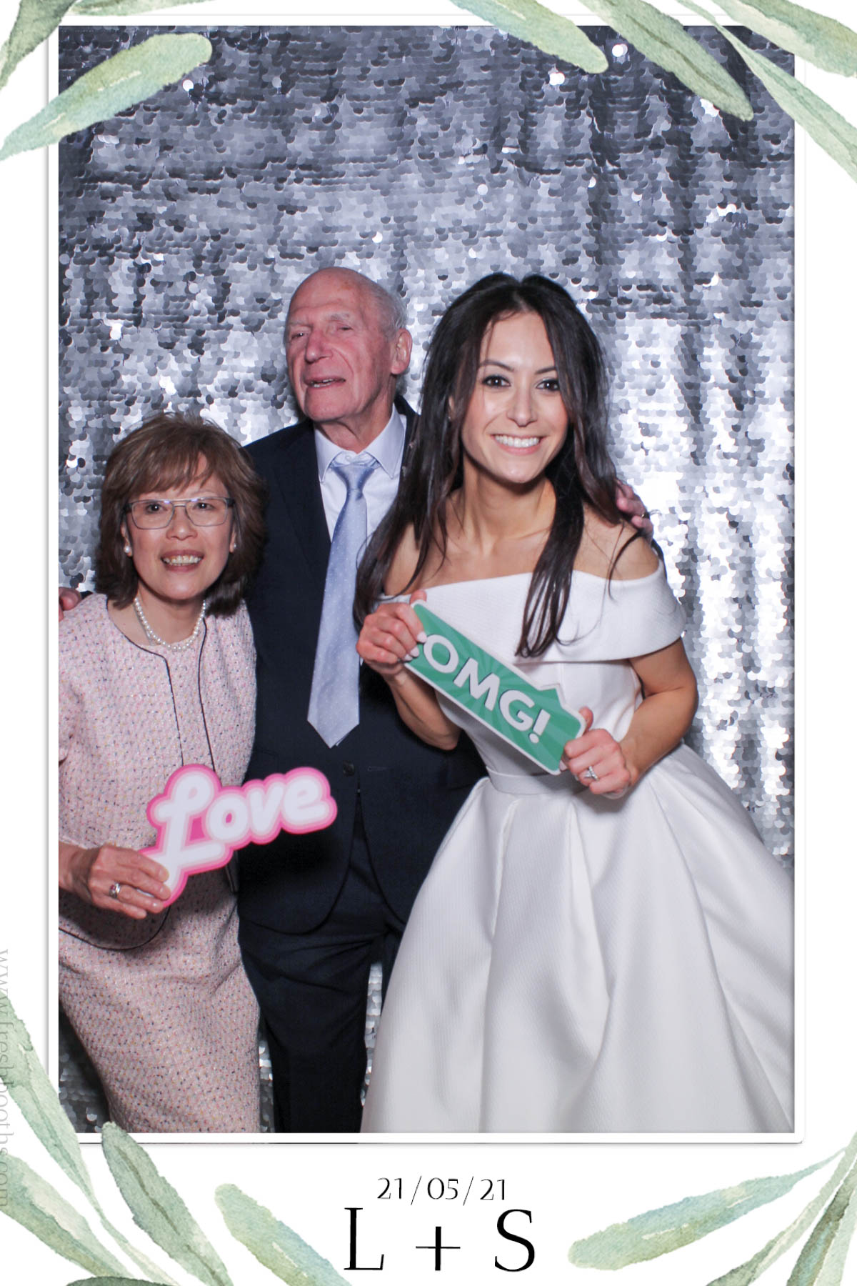 L & S Wedding | View more photos from the event at gallery.freshbooths.com/u/FreshBooths/L-S-Wedding