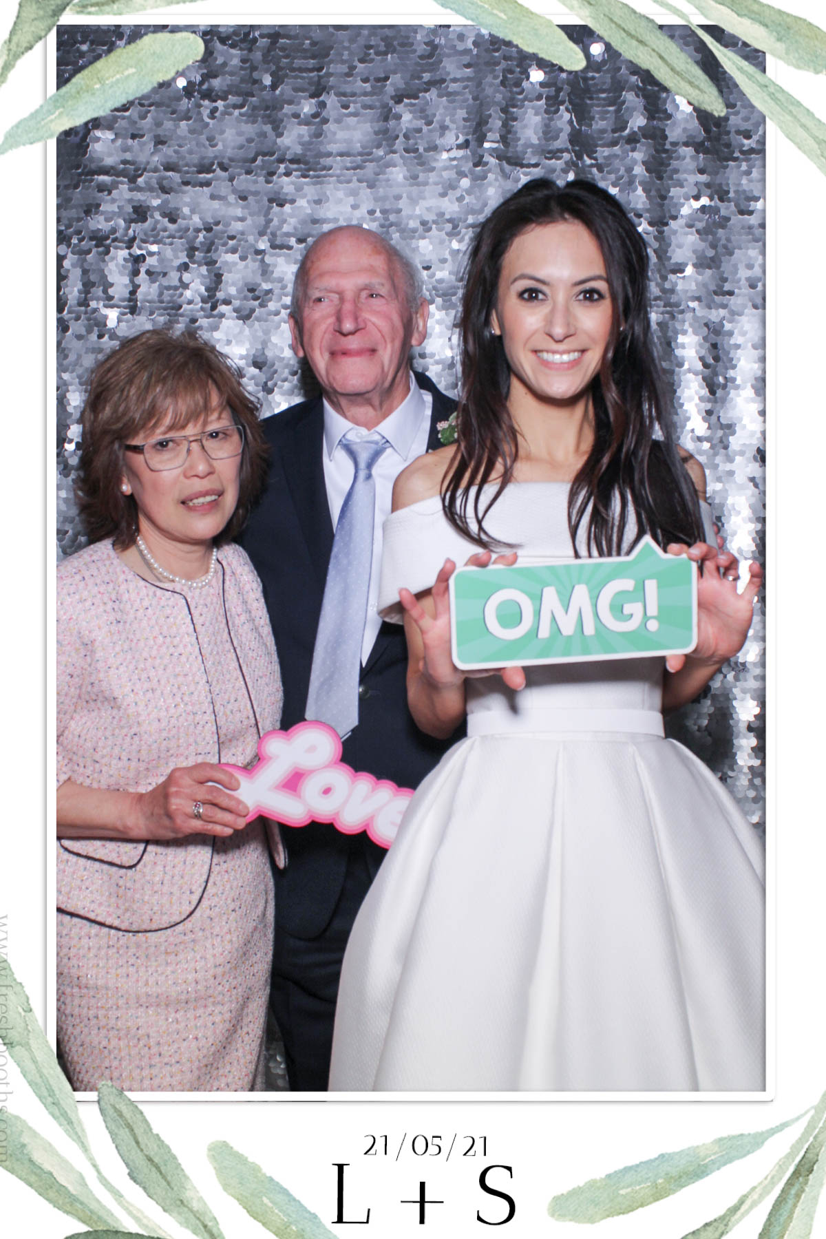 L & S Wedding | View more photos from the event at gallery.freshbooths.com/u/FreshBooths/L-S-Wedding