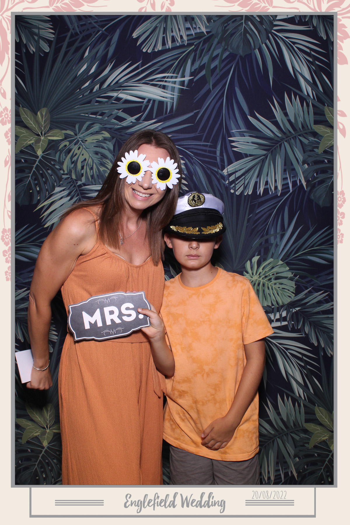 Englefield Wedding - Selfie Mirror | View more photos from the event at gallery.freshbooths.com/u/FreshBooths/Englefield-Wedding-Selfie-Mirror