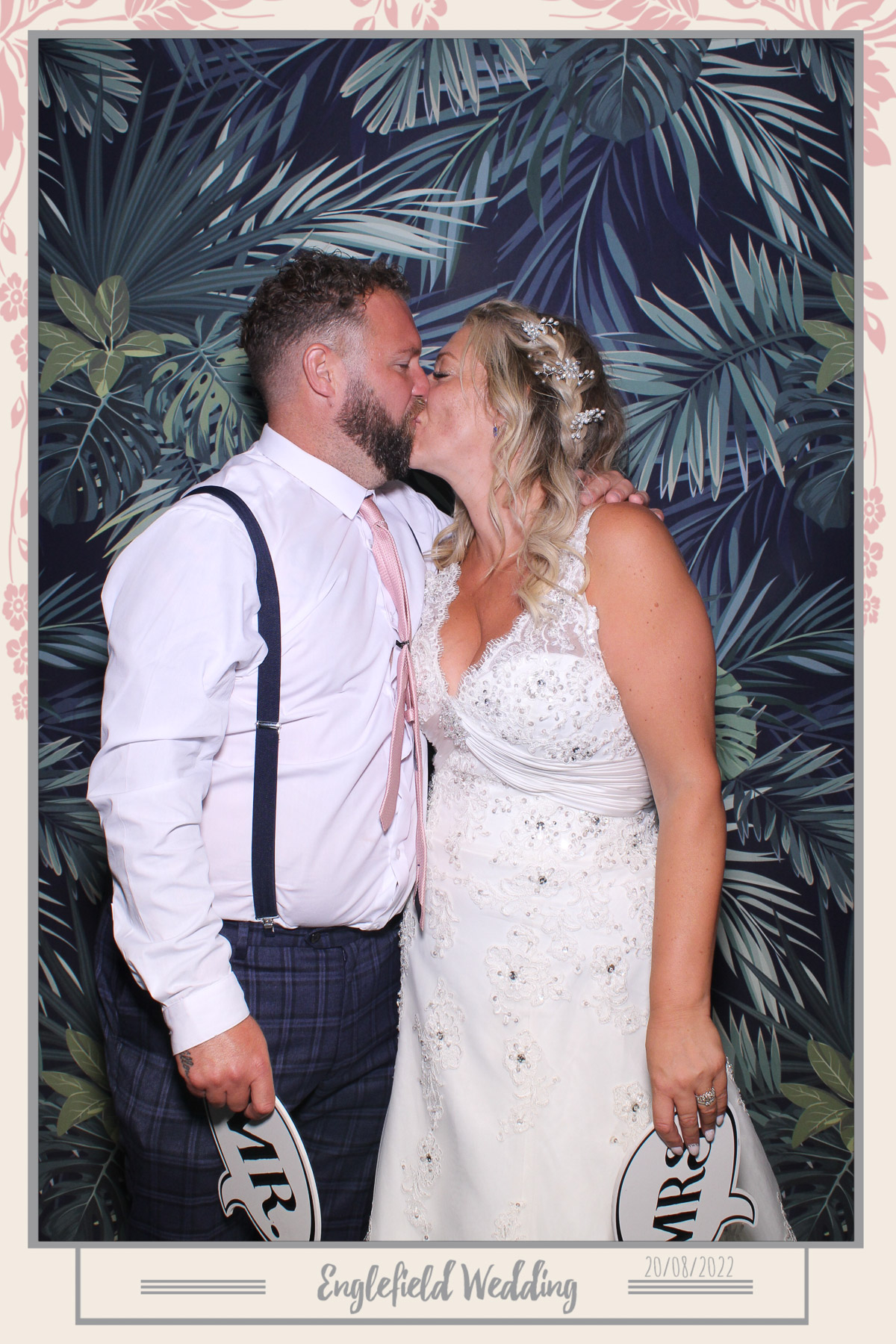 Englefield Wedding - Selfie Mirror | View more photos from the event at gallery.freshbooths.com/u/FreshBooths/Englefield-Wedding-Selfie-Mirror