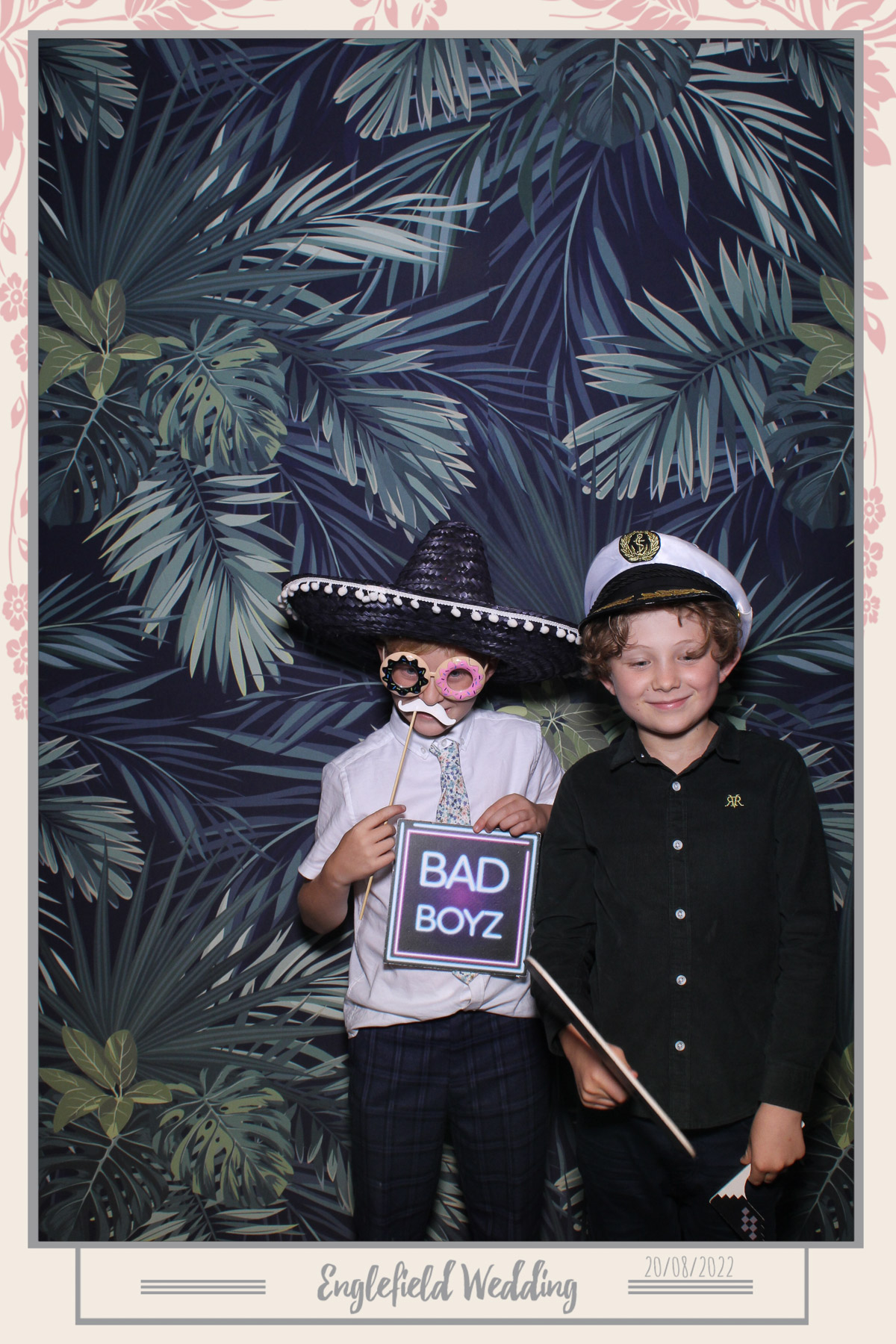Englefield Wedding - Selfie Mirror | View more photos from the event at gallery.freshbooths.com/u/FreshBooths/Englefield-Wedding-Selfie-Mirror
