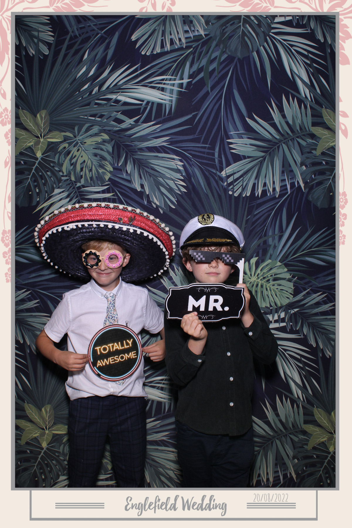 Englefield Wedding - Selfie Mirror | View more photos from the event at gallery.freshbooths.com/u/FreshBooths/Englefield-Wedding-Selfie-Mirror