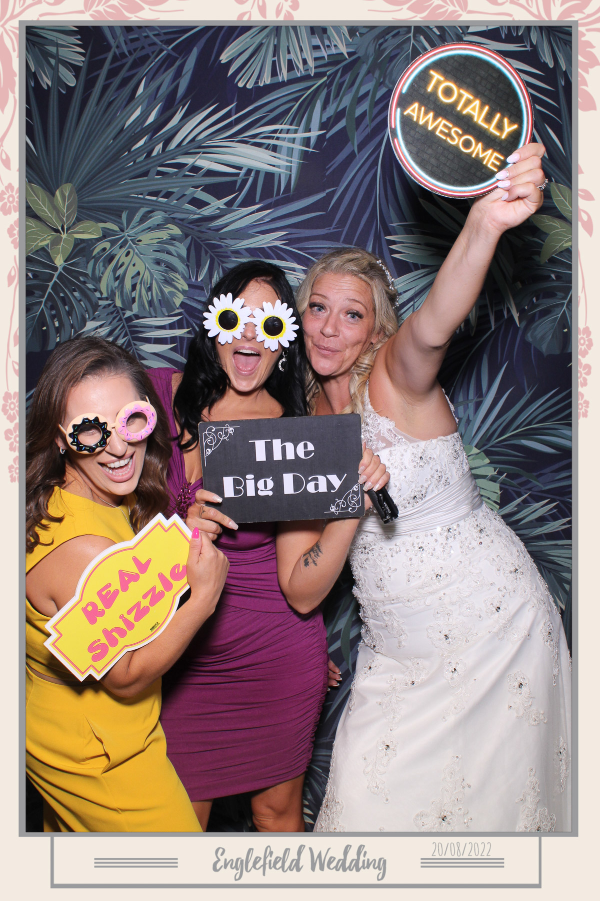 Englefield Wedding - Selfie Mirror | View more photos from the event at gallery.freshbooths.com/u/FreshBooths/Englefield-Wedding-Selfie-Mirror