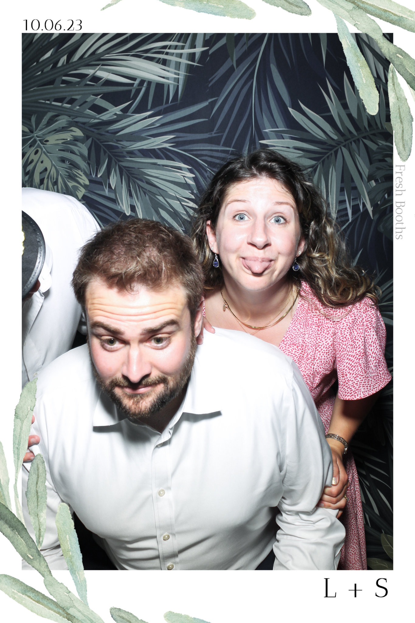 Lucy & Seb - Selfie Mirror | View more photos from the event at gallery.freshbooths.com/u/FreshBooths/Lucy-Seb-Selfie-Mirror