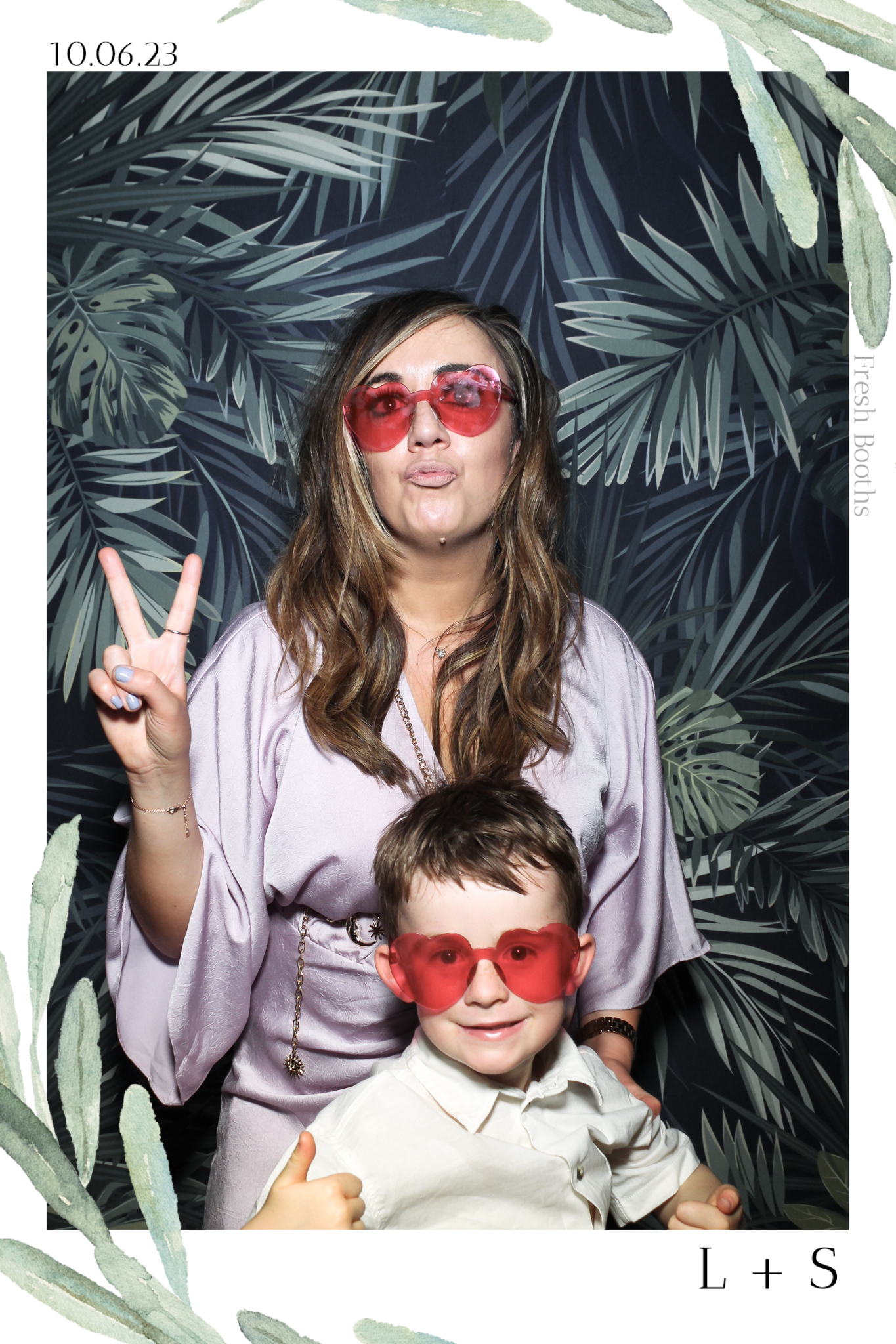 Lucy & Seb - Selfie Mirror | View more photos from the event at gallery.freshbooths.com/u/FreshBooths/Lucy-Seb-Selfie-Mirror