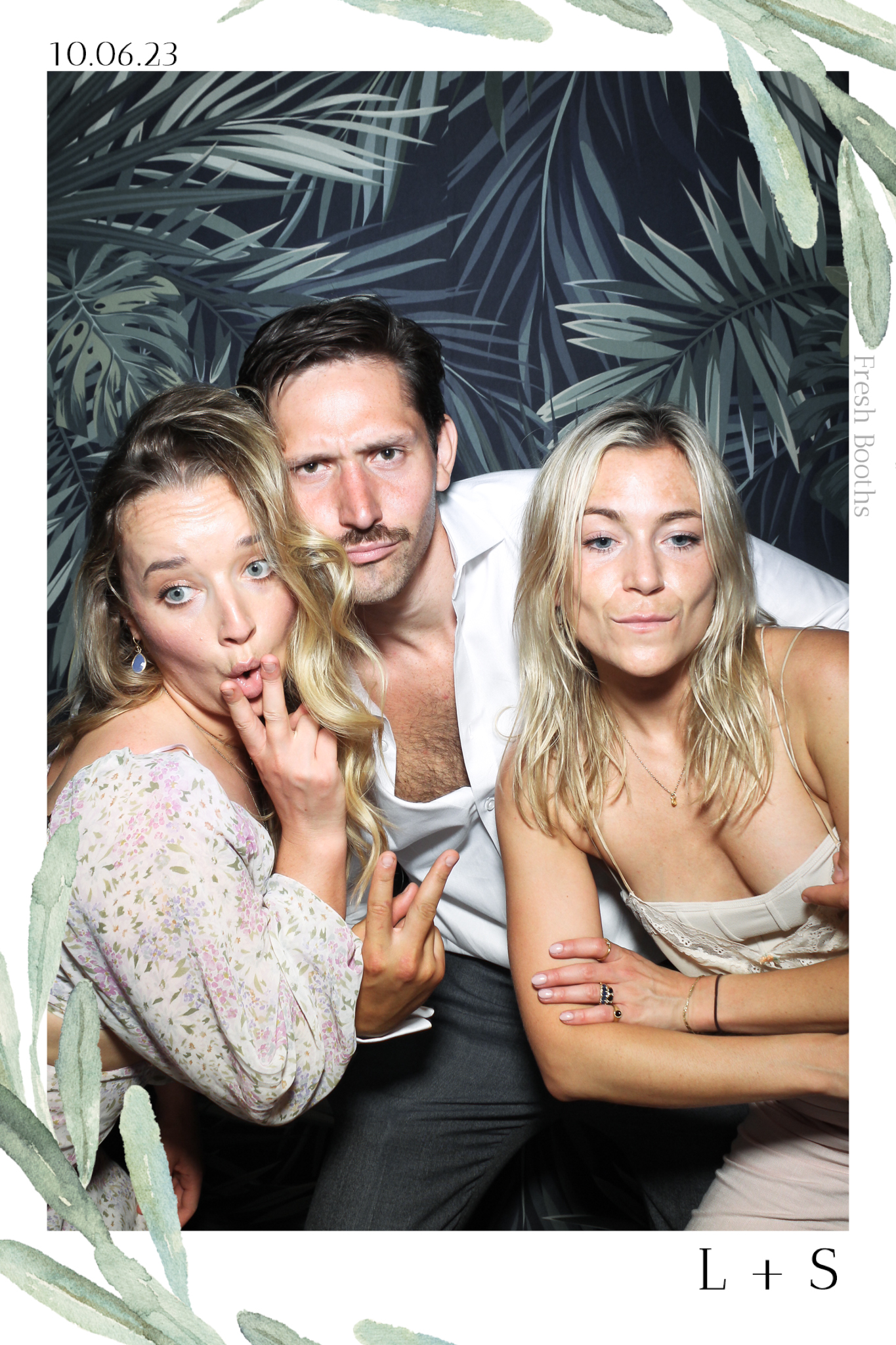 Lucy & Seb - Selfie Mirror | View more photos from the event at gallery.freshbooths.com/u/FreshBooths/Lucy-Seb-Selfie-Mirror