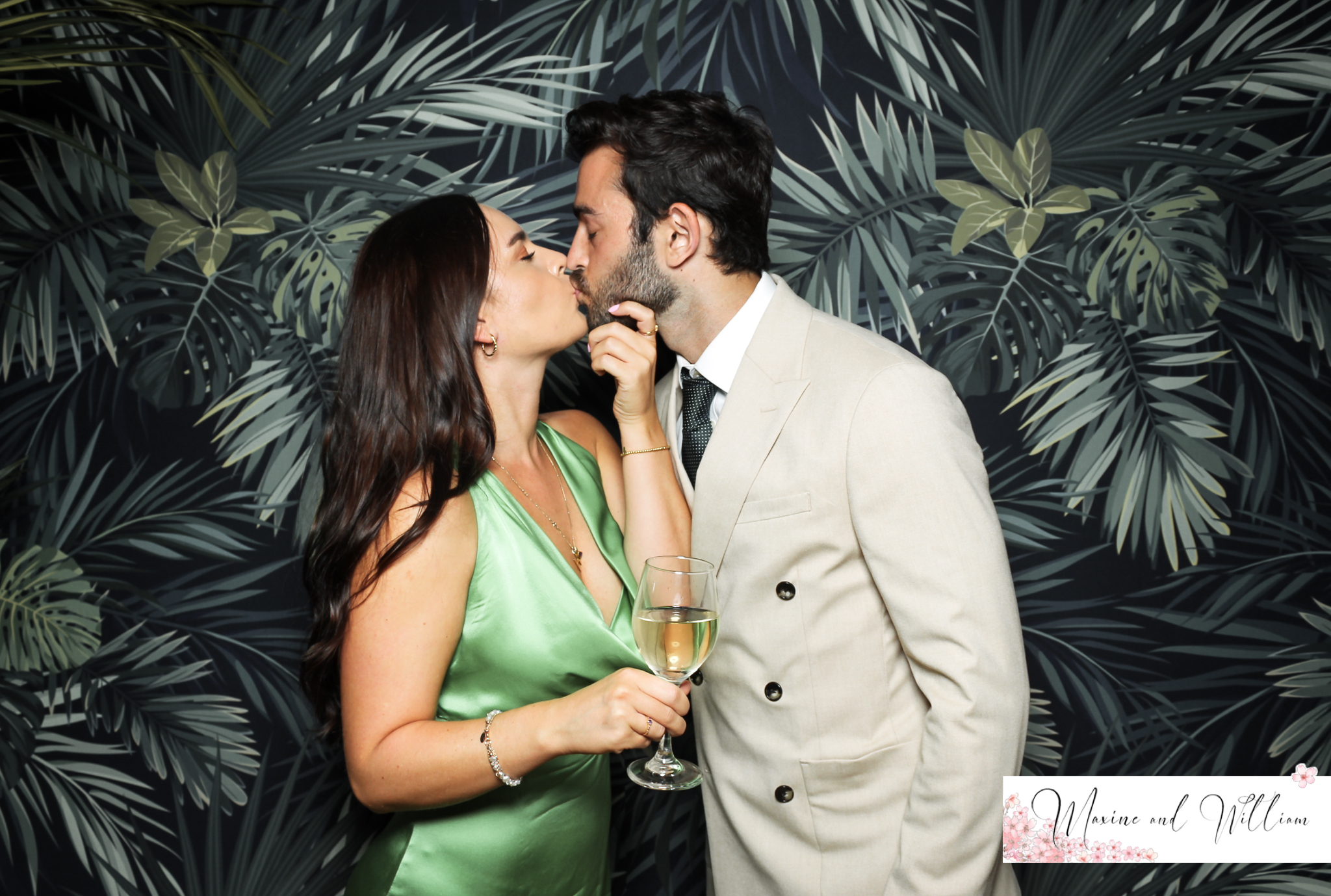 Maxine & Will - Classic Open Booth | View more photos from the event at gallery.freshbooths.com/u/FreshBooths/Maxine-Will-Classic-Open-Booth