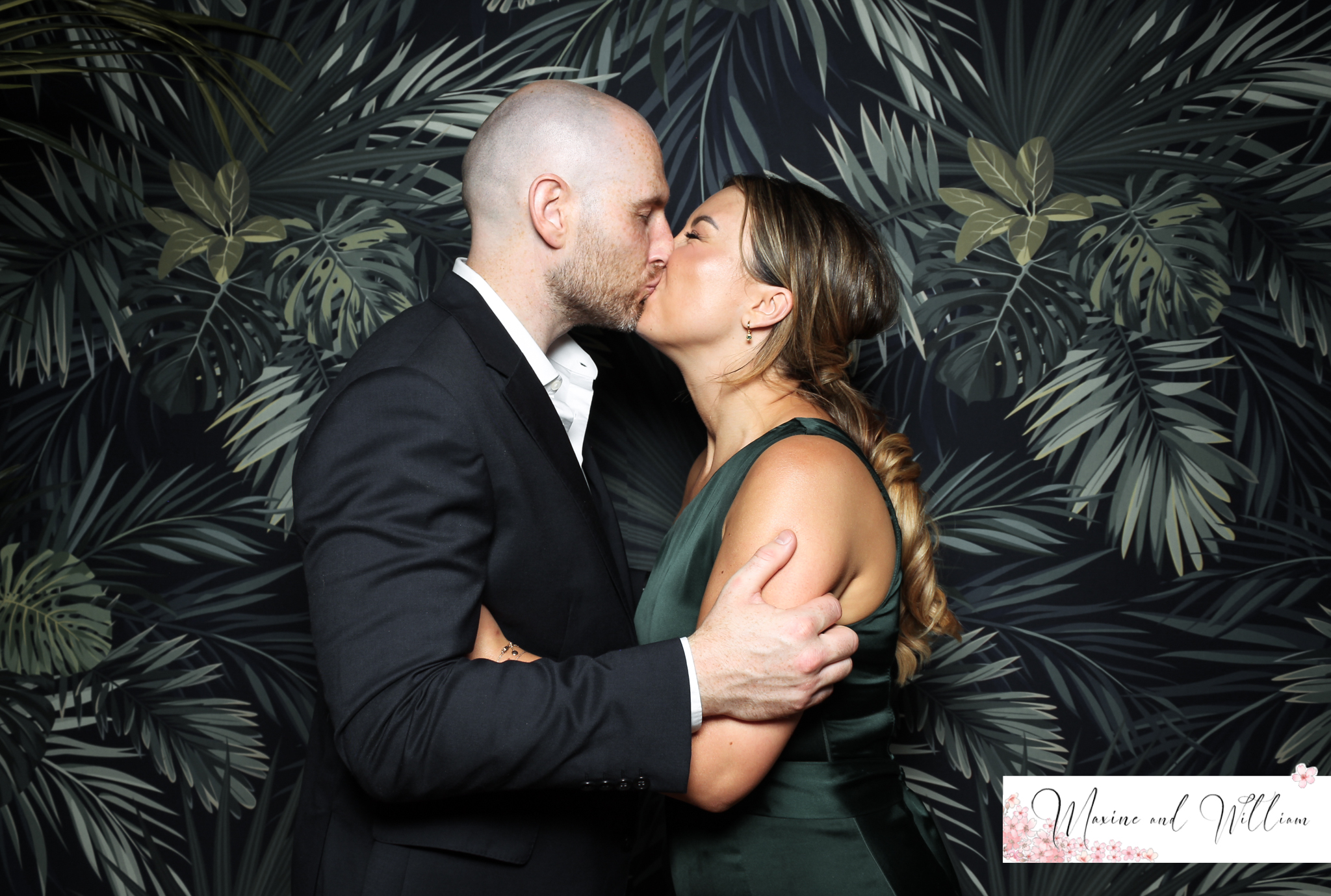 Maxine & Will - Classic Open Booth | View more photos from the event at gallery.freshbooths.com/u/FreshBooths/Maxine-Will-Classic-Open-Booth