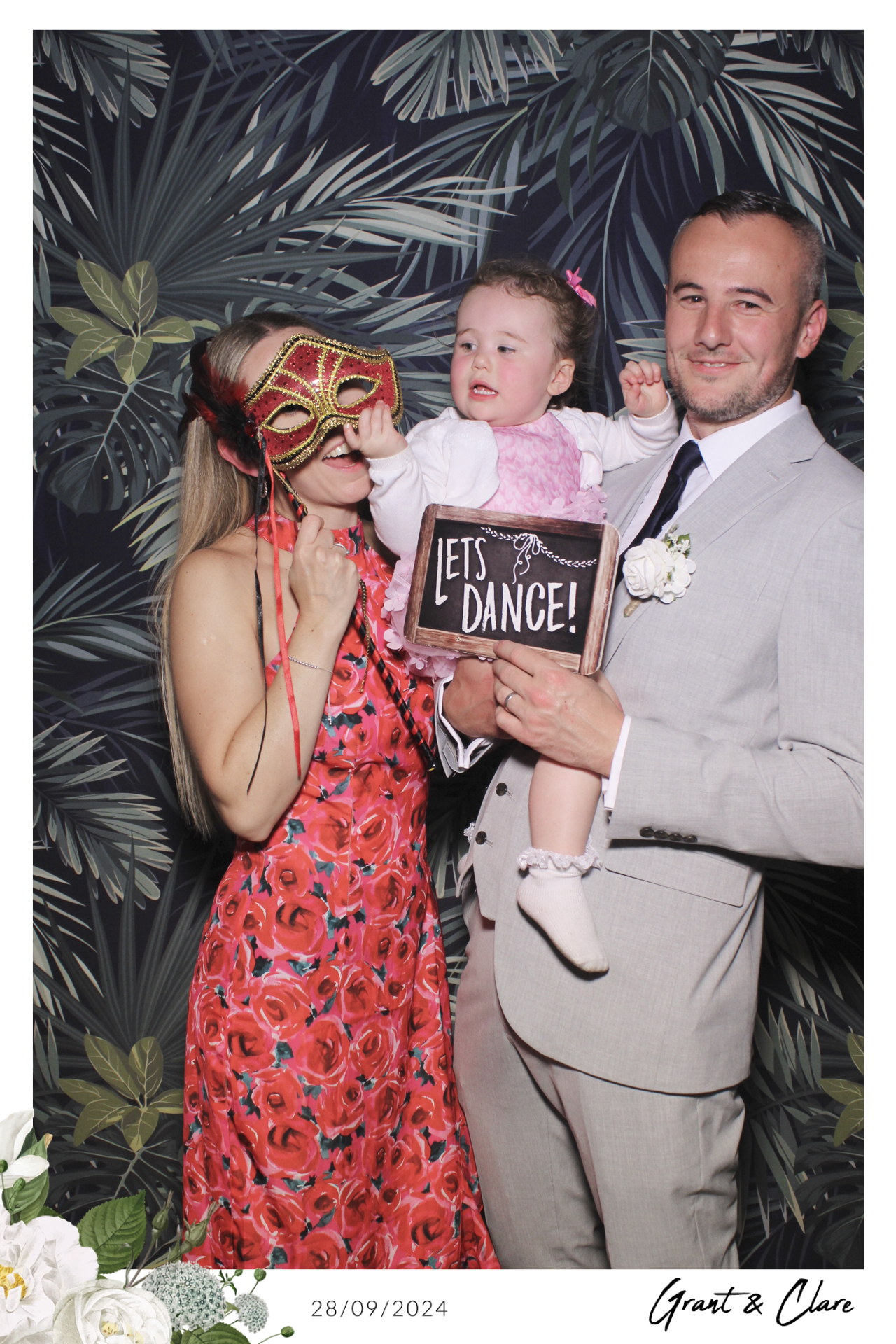 Clare & Grant - Selfie Mirror | View more photos from the event at gallery.freshbooths.com/u/FreshBooths/Clare-Grant-Selfie-Mirror