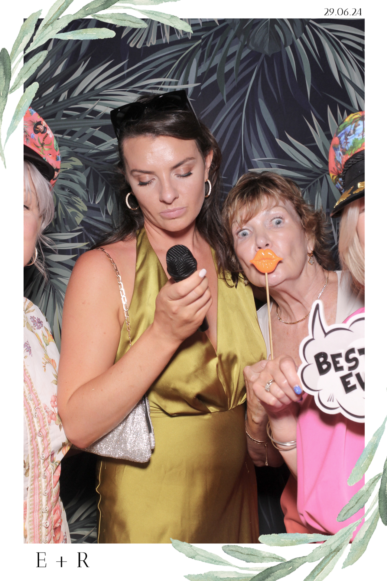 Ellie & Rob - Selfie Mirror | View more photos from the event at gallery.freshbooths.com/u/FreshBooths/Ellie-Rob-Selfie-Mirror