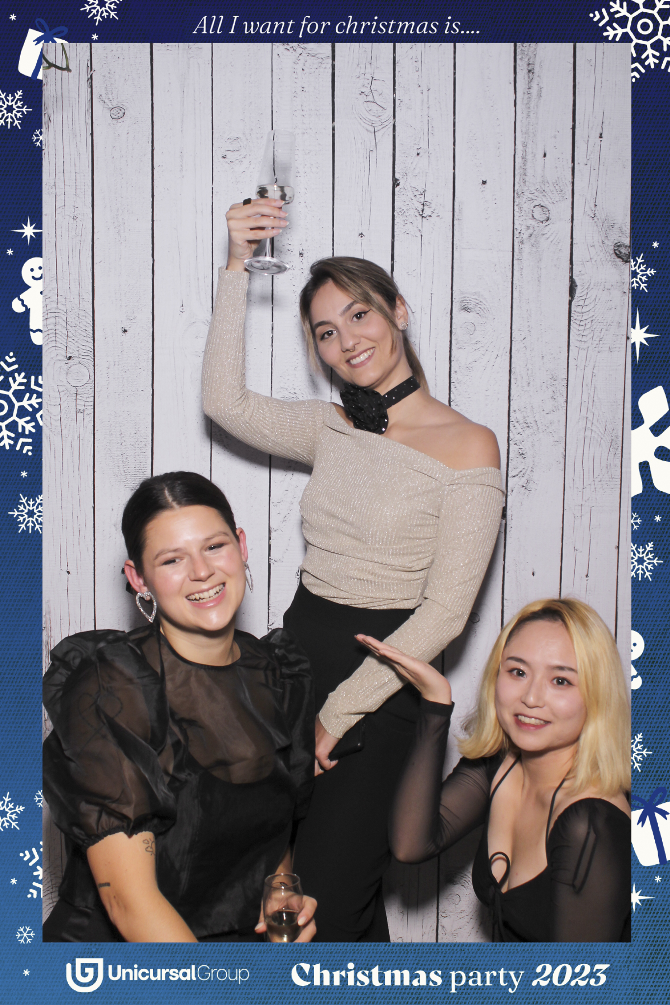 Unisurcal Xmas Party 2023 - Selfie Mirror | View more photos from the event at gallery.freshbooths.com/u/FreshBooths/Unisurcal-Xmas-Party-2023-Selfie-Mirror