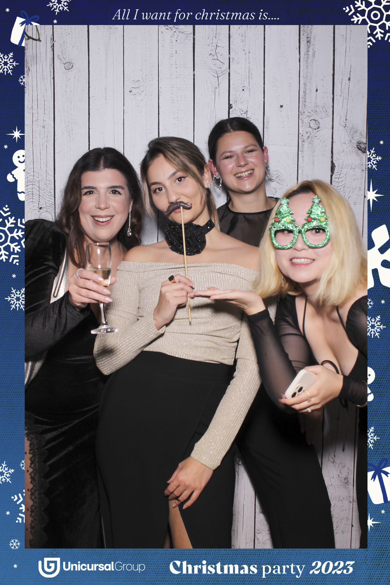 Unisurcal Xmas Party 2023 - Selfie Mirror | View more photos from the event at gallery.freshbooths.com/u/FreshBooths/Unisurcal-Xmas-Party-2023-Selfie-Mirror