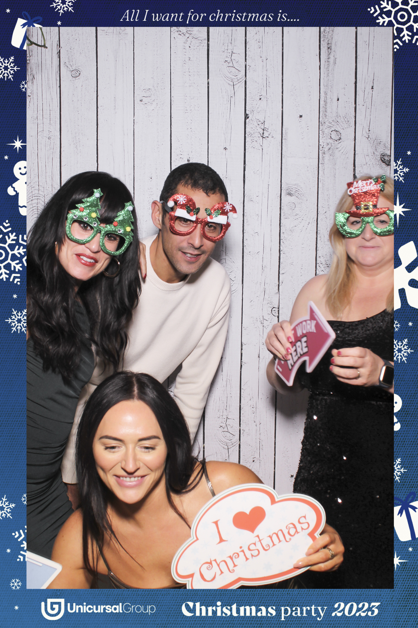 Unisurcal Xmas Party 2023 - Selfie Mirror | View more photos from the event at gallery.freshbooths.com/u/FreshBooths/Unisurcal-Xmas-Party-2023-Selfie-Mirror
