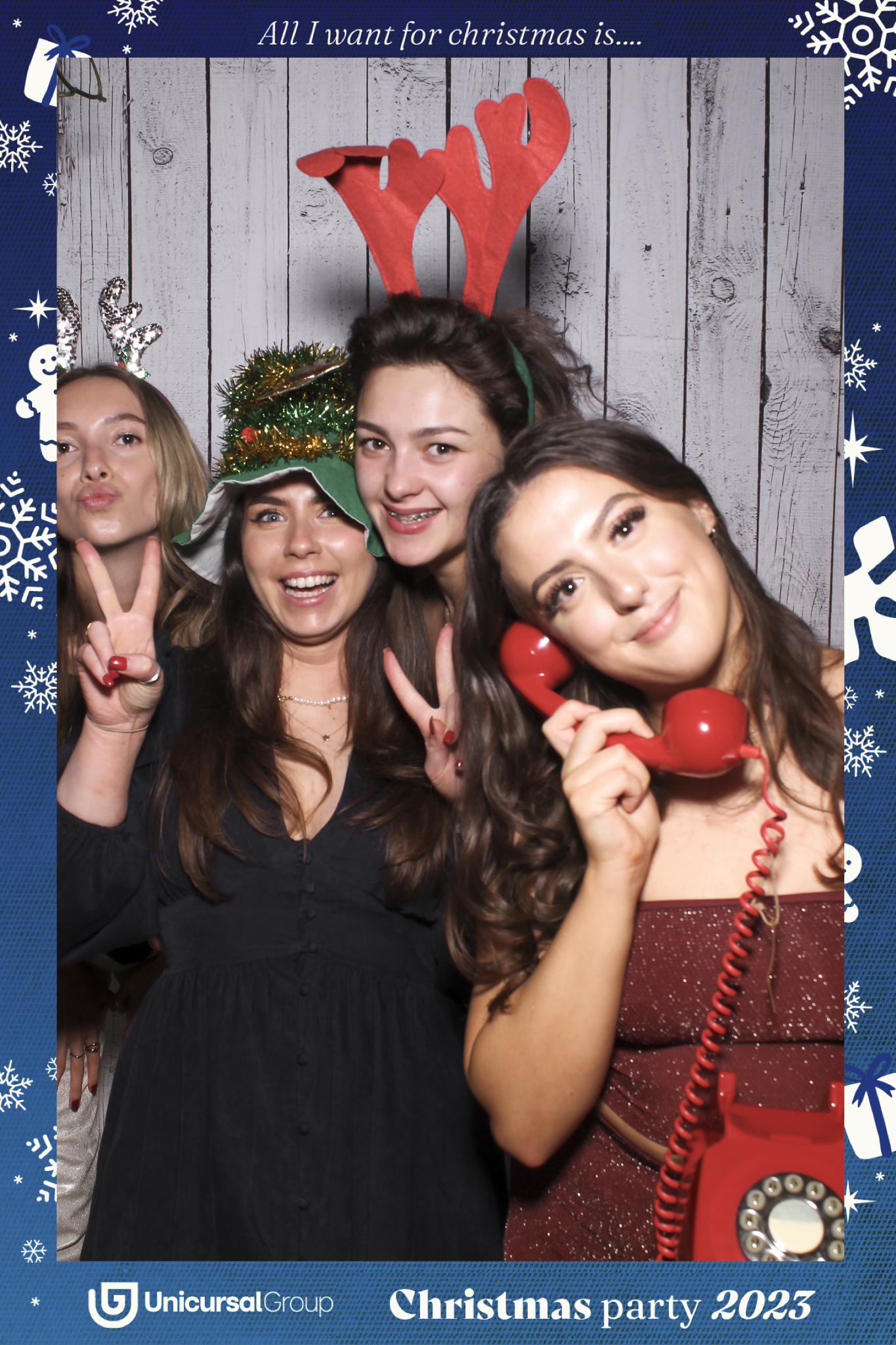 Unisurcal Xmas Party 2023 - Selfie Mirror | View more photos from the event at gallery.freshbooths.com/u/FreshBooths/Unisurcal-Xmas-Party-2023-Selfie-Mirror