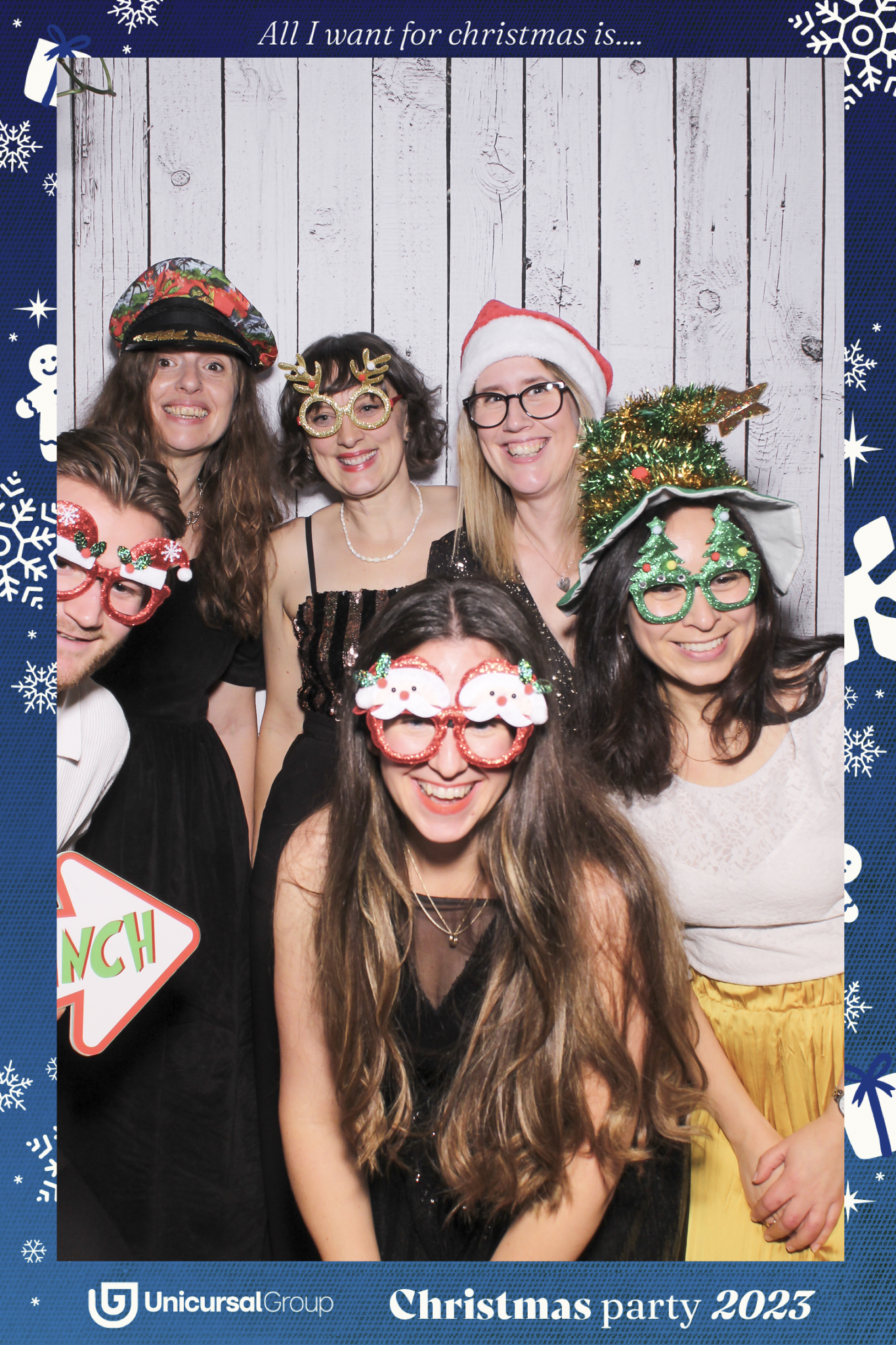 Unisurcal Xmas Party 2023 - Selfie Mirror | View more photos from the event at gallery.freshbooths.com/u/FreshBooths/Unisurcal-Xmas-Party-2023-Selfie-Mirror