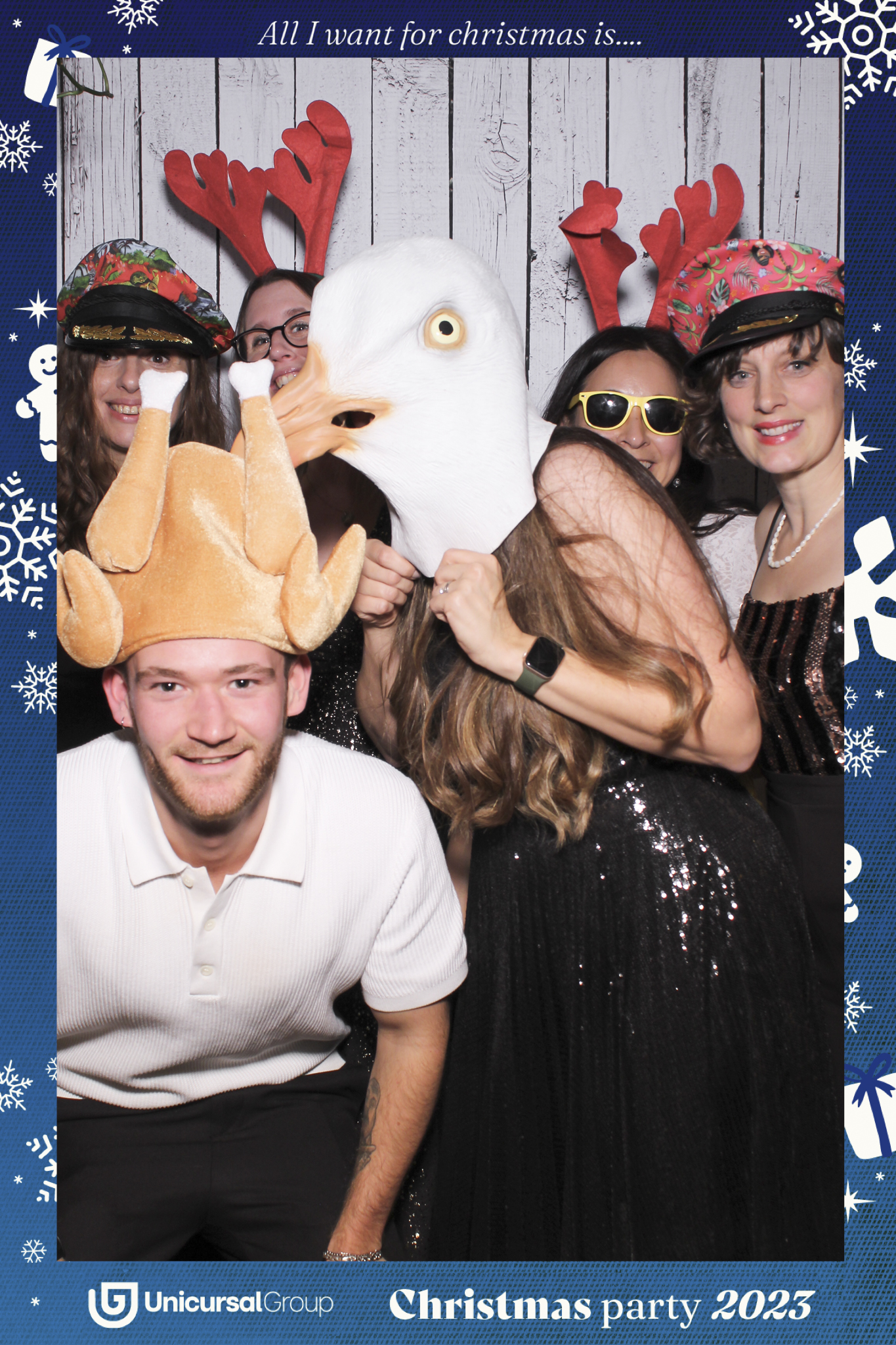 Unisurcal Xmas Party 2023 - Selfie Mirror | View more photos from the event at gallery.freshbooths.com/u/FreshBooths/Unisurcal-Xmas-Party-2023-Selfie-Mirror