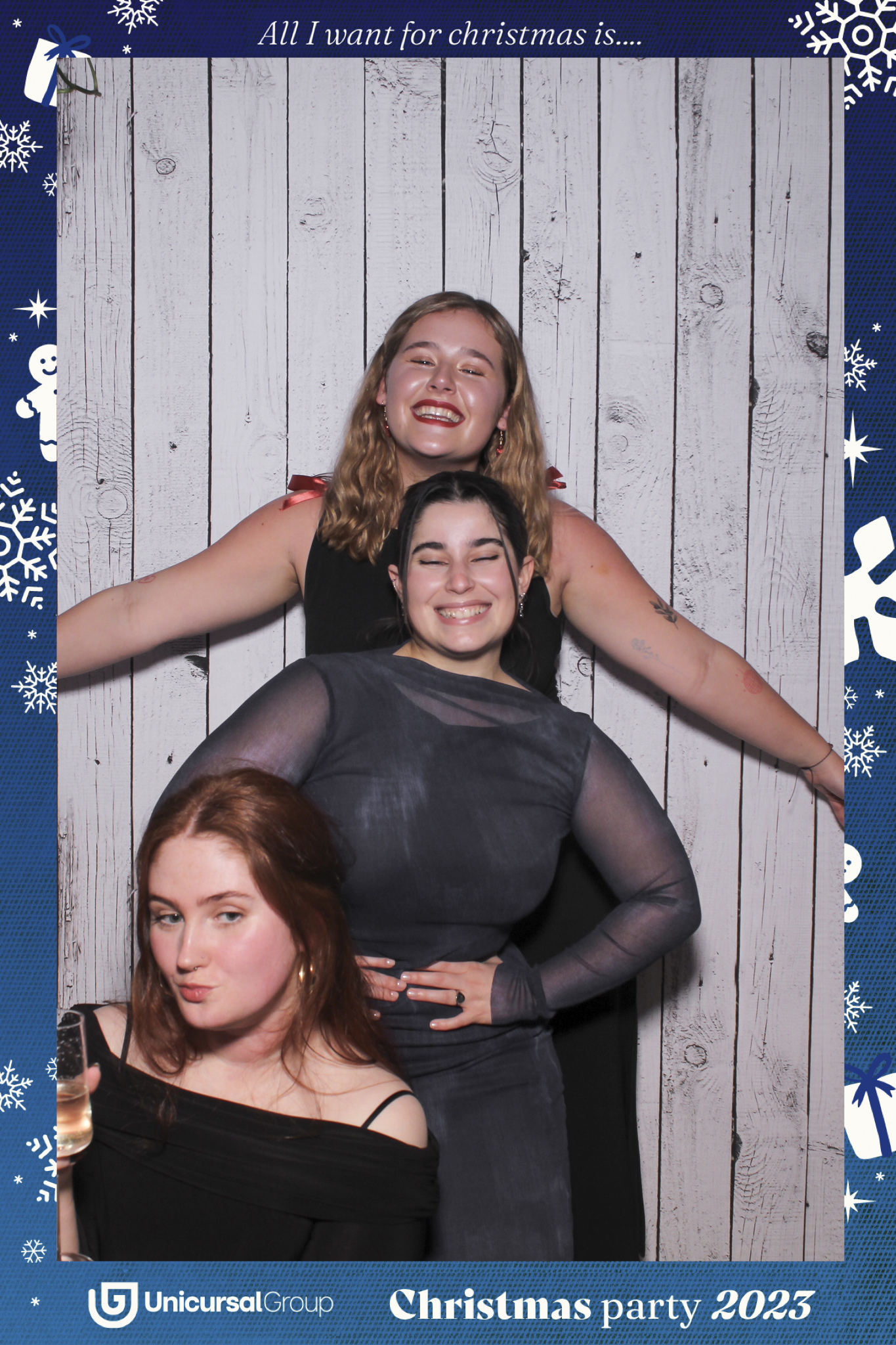 Unisurcal Xmas Party 2023 - Selfie Mirror | View more photos from the event at gallery.freshbooths.com/u/FreshBooths/Unisurcal-Xmas-Party-2023-Selfie-Mirror