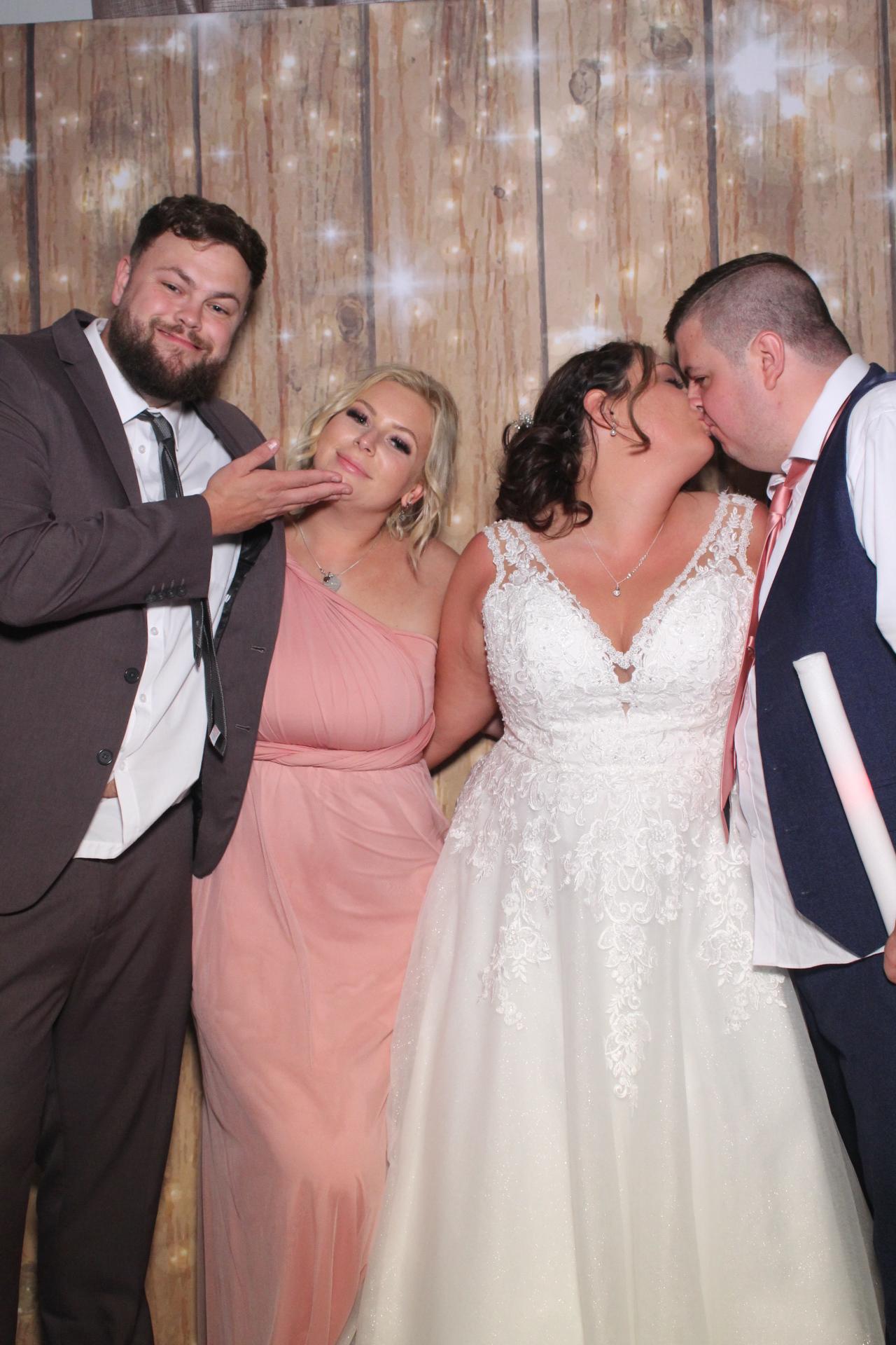 Mr & Mrs Mellor  | View more photos from the event at gallery.magicimages.uk/u/MagicImages/Mr-Mrs-Mellor