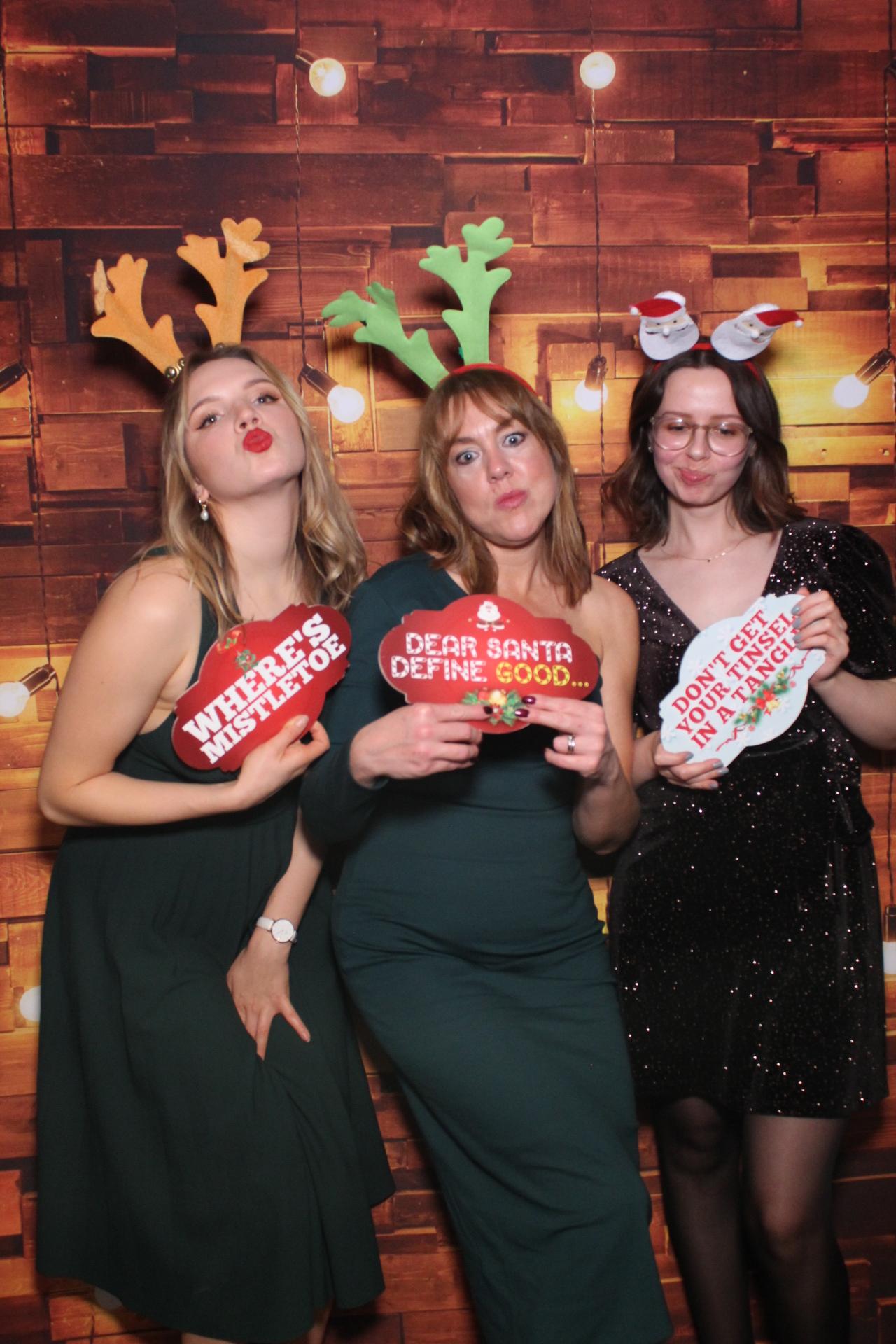 Ramsdens Christmas Party   | View more photos from the event at gallery.magicimages.uk/u/MagicImages/Ramsdens-Christmas-Party-0