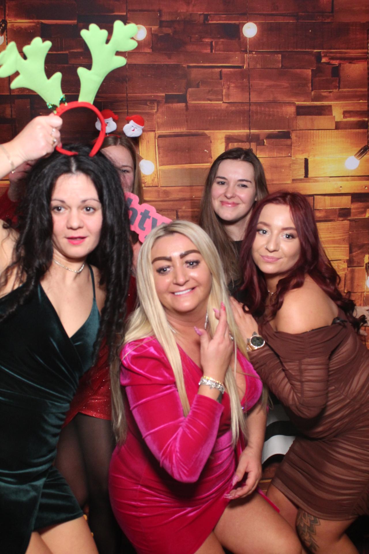 Ramsdens Christmas Party   | View more photos from the event at gallery.magicimages.uk/u/MagicImages/Ramsdens-Christmas-Party-0