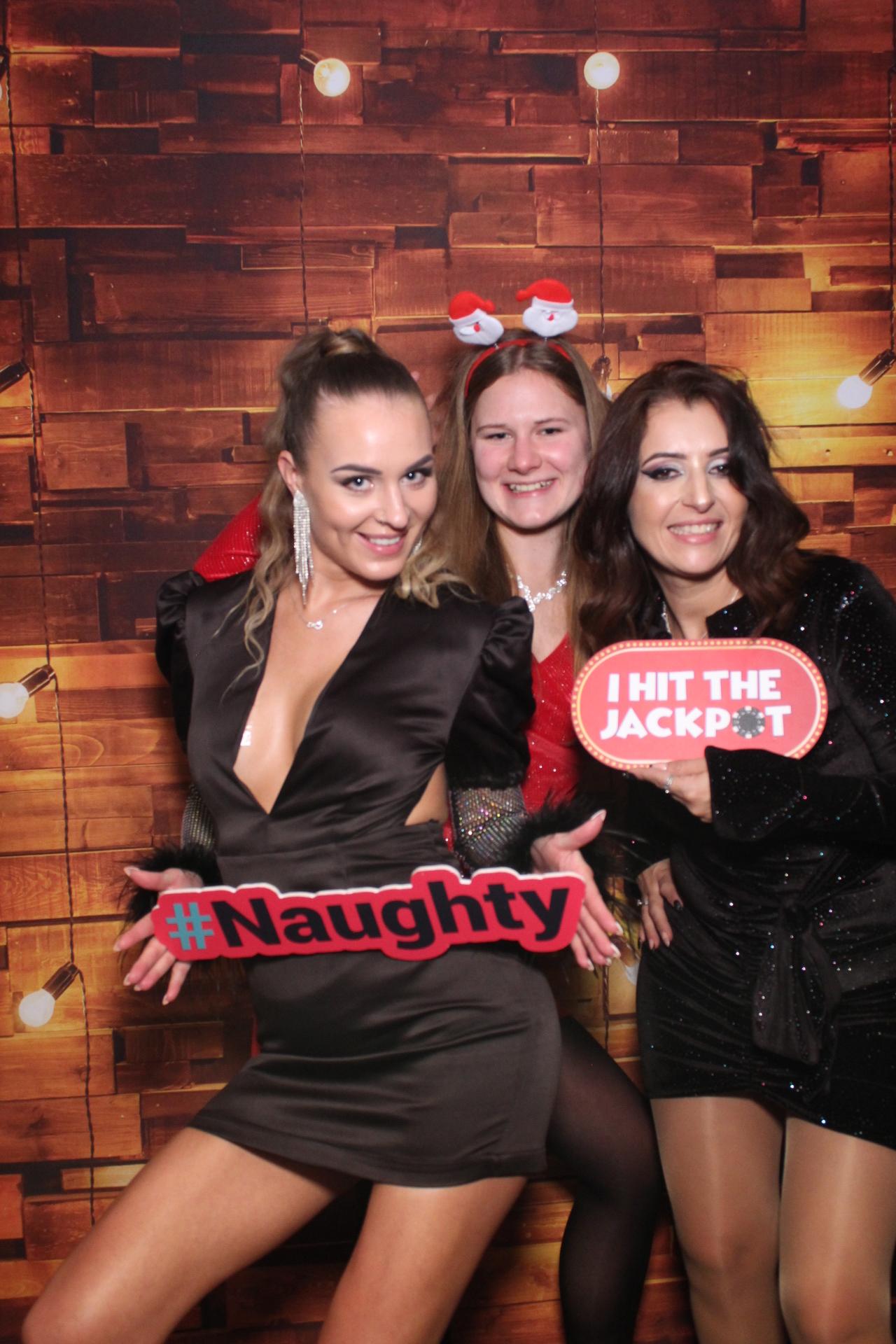 Ramsdens Christmas Party   | View more photos from the event at gallery.magicimages.uk/u/MagicImages/Ramsdens-Christmas-Party-0
