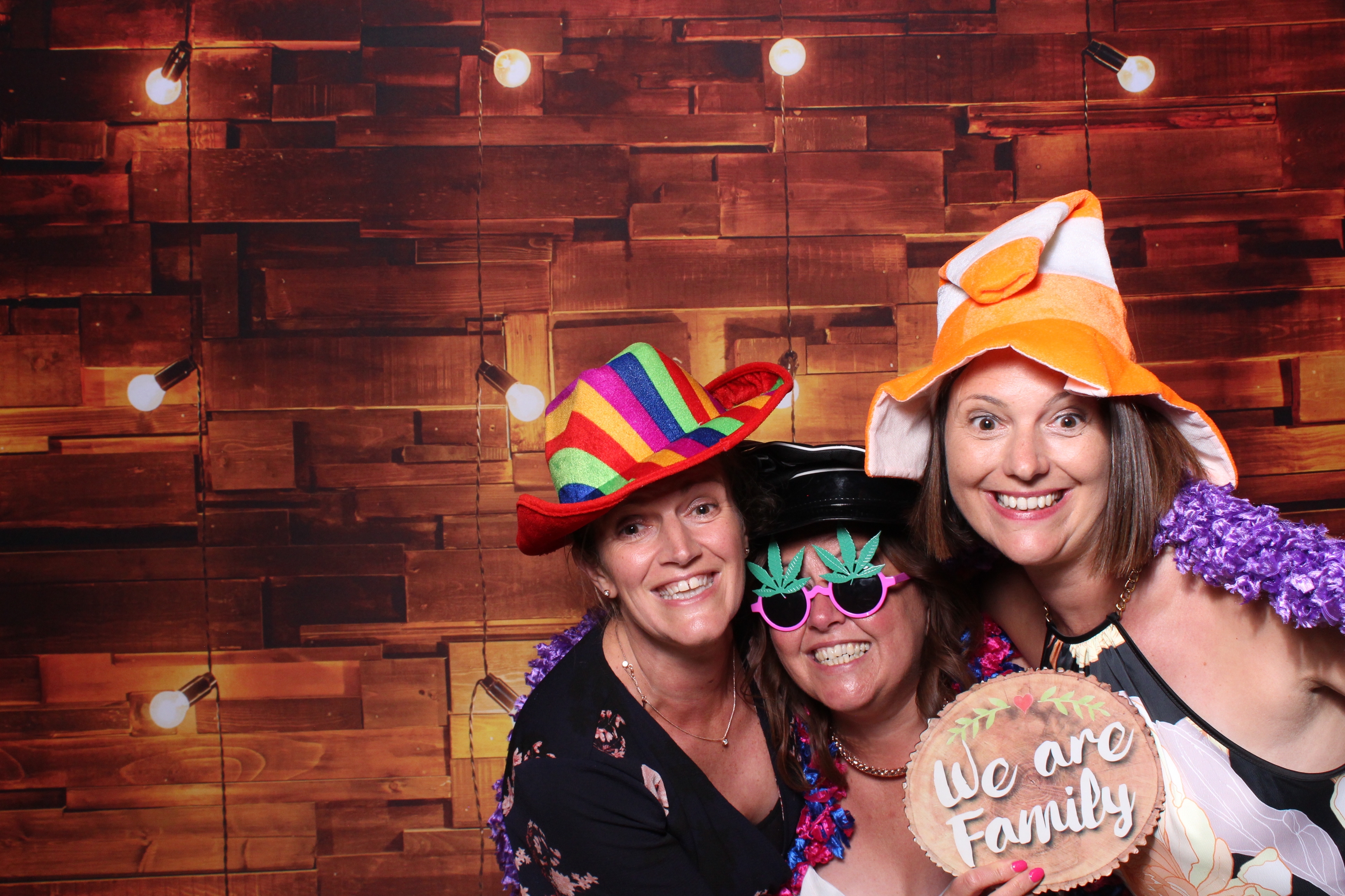 Simon & Chrissie   | View more photos from the event at gallery.magicimages.uk/u/MagicImages/Simon-Chrissie