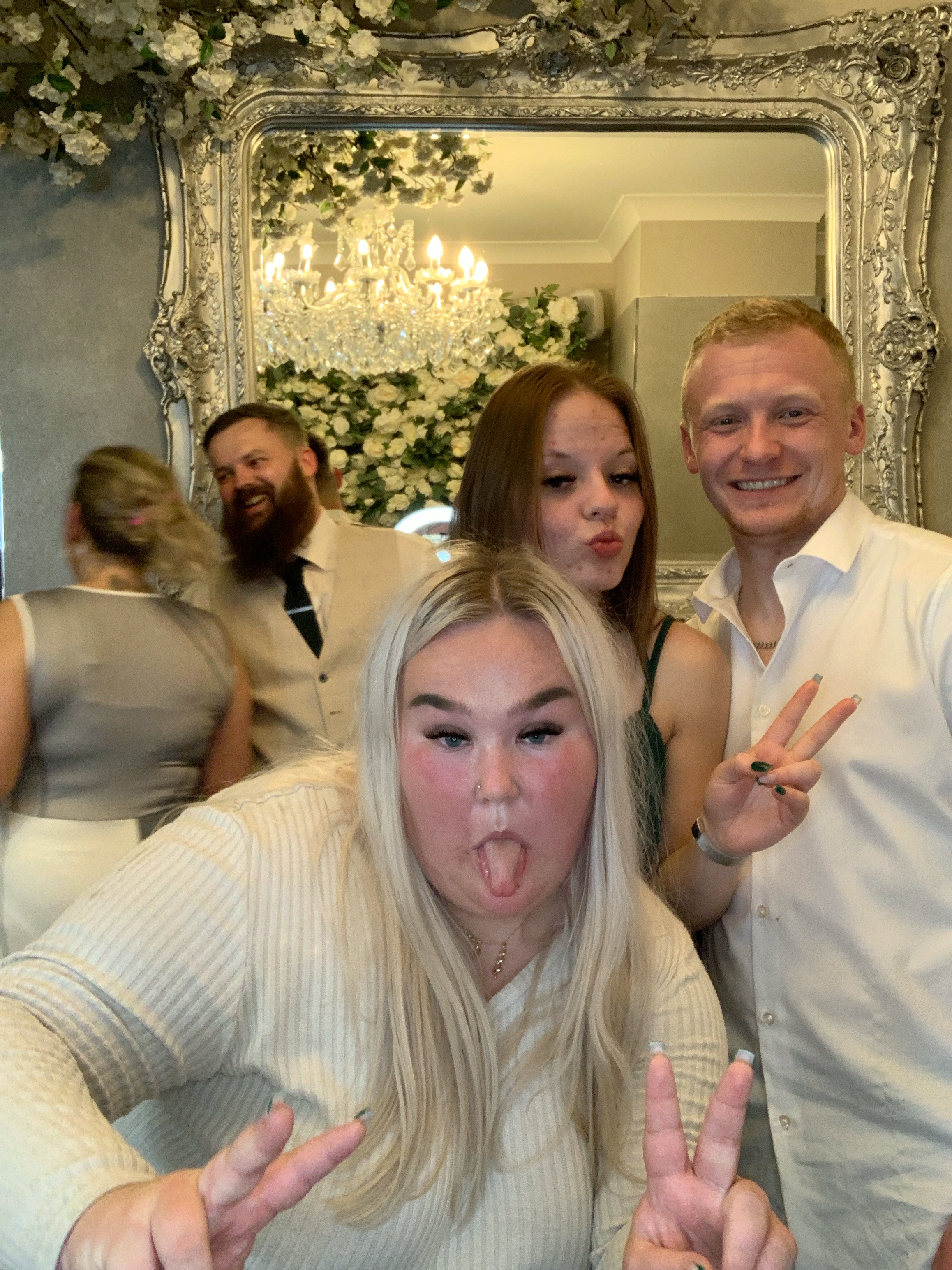 Mr & Mrs Thompson  | View more photos from the event at gallery.magicimages.uk/u/MagicImages/Mr-Mrs-Thompson