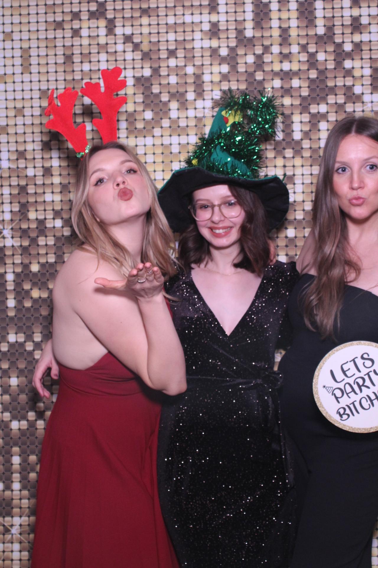 Ramsdens International Christmas Party  | View more photos from the event at gallery.magicimages.uk/u/MagicImages/Ramsdens-International-Christmas-Party
