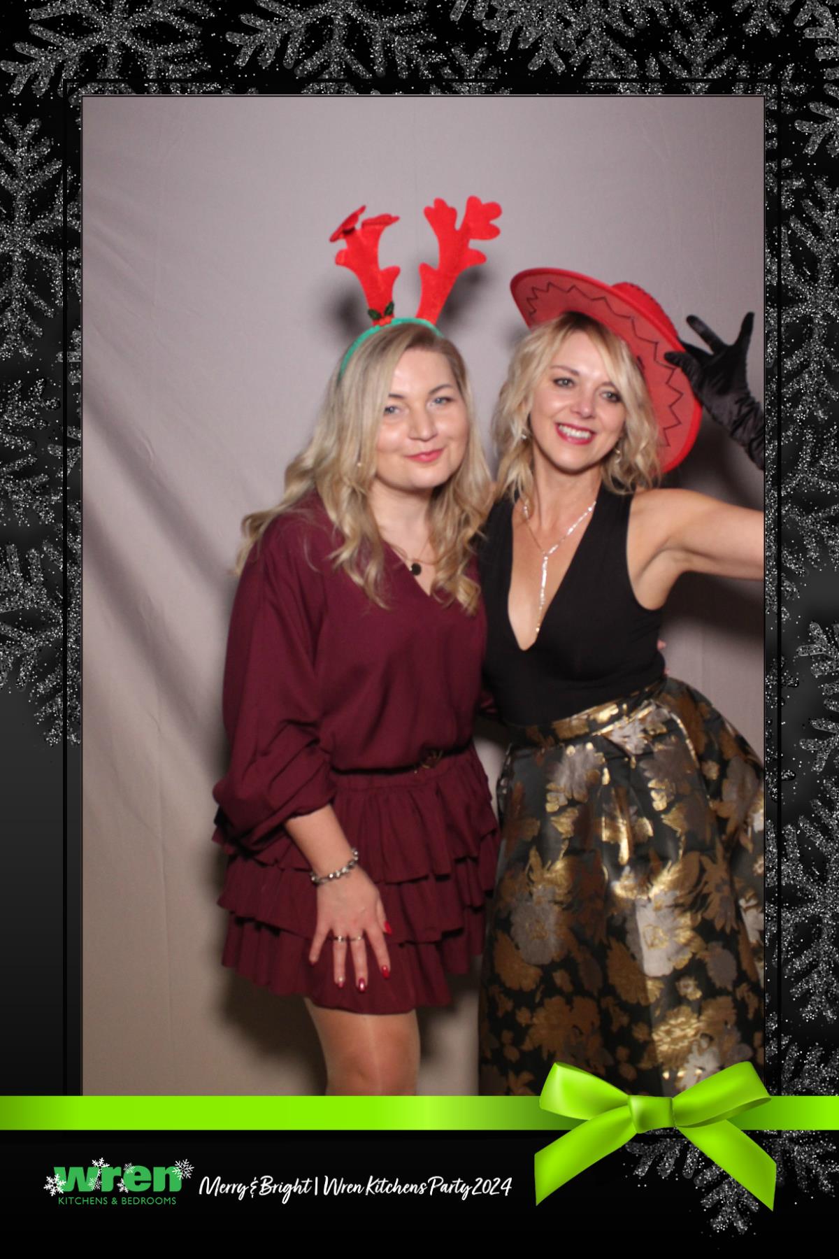 Wren Christmas Party  | View more photos from the event at gallery.magicimages.uk/u/MagicImages/Wren-Christmas-Party