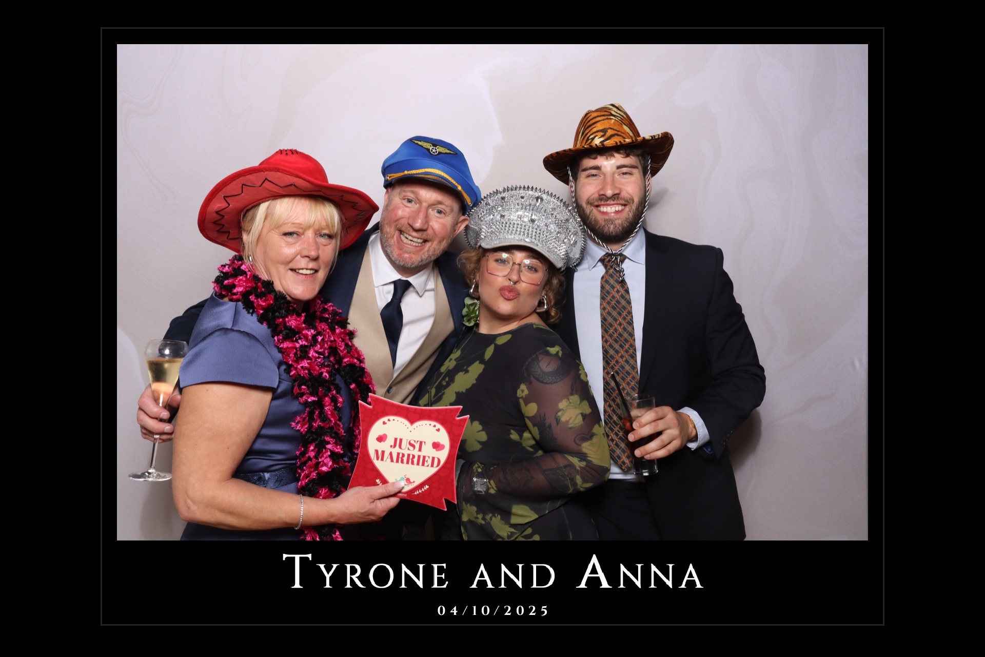 Tyrone and Anna | View more photos from the event at gallery.magicimages.uk/u/MagicImages/Tyrone-and-Anna