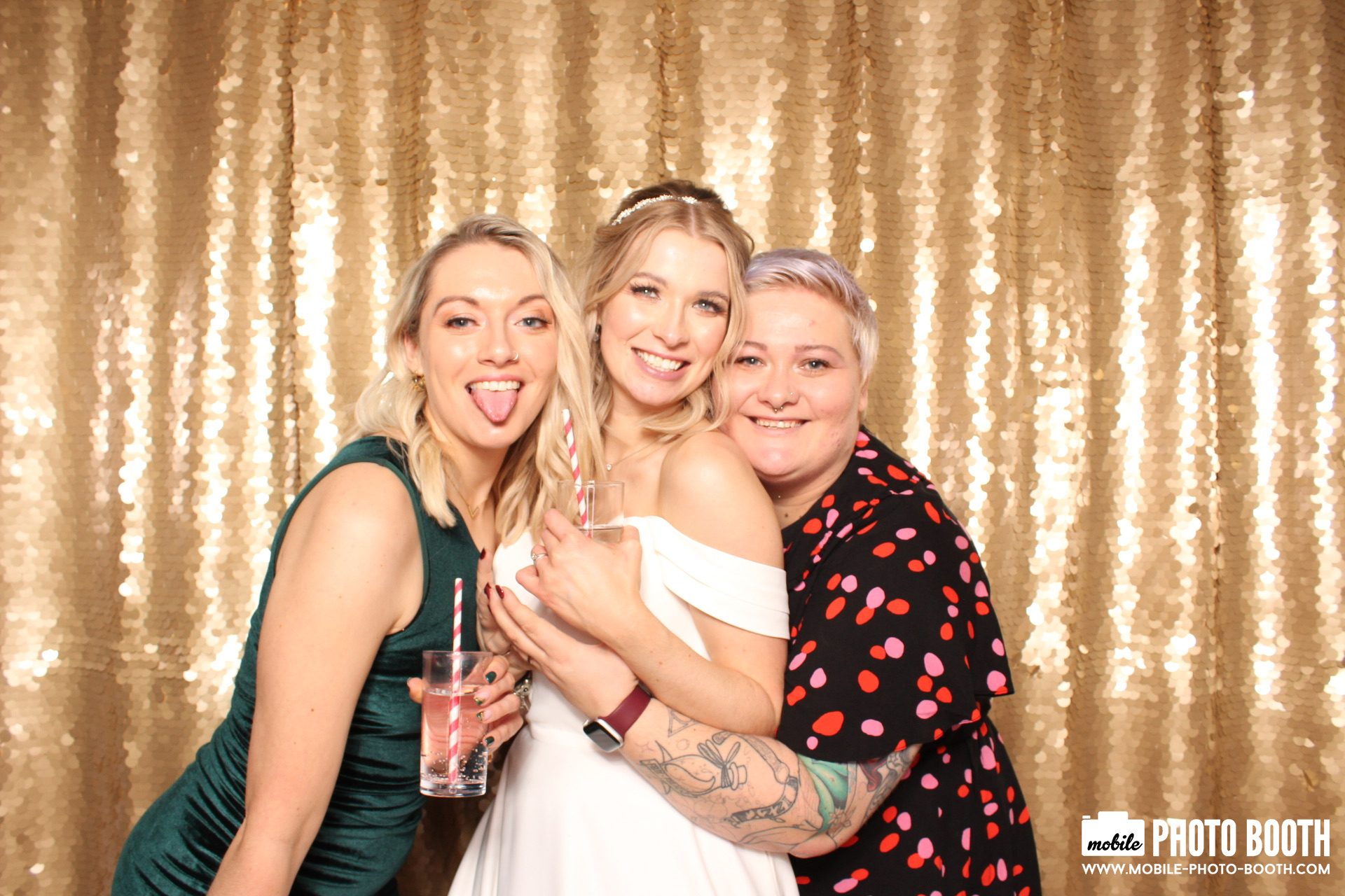 Mike & Molly | View more photos from the event at images.mobile-photo-booth.com/u/MobilePhotoBoothUK/Mike-Molly