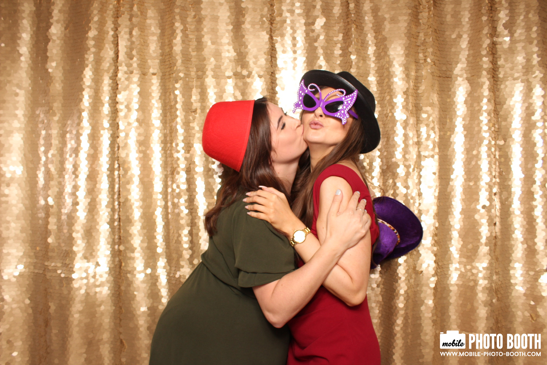 Mike & Molly | View more photos from the event at images.mobile-photo-booth.com/u/MobilePhotoBoothUK/Mike-Molly