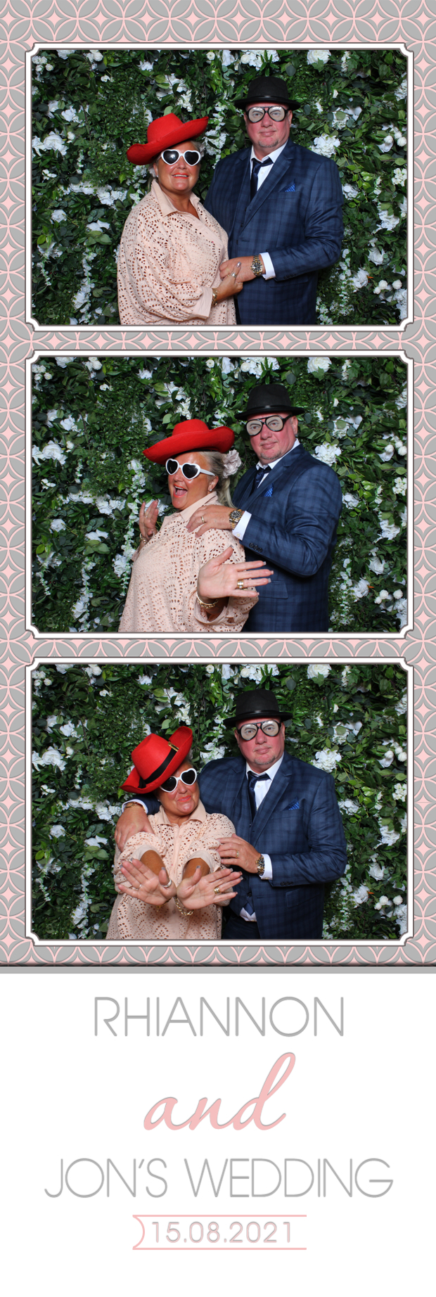 Rhiannon & Jon | View more photos from the event at images.mobile-photo-booth.com/u/MobilePhotoBoothUK/Rhiannon-Jon
