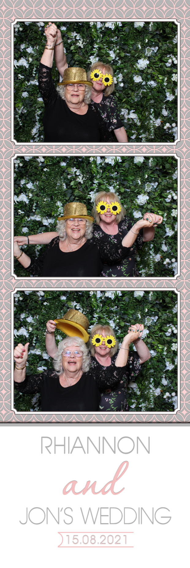 Rhiannon & Jon | View more photos from the event at images.mobile-photo-booth.com/u/MobilePhotoBoothUK/Rhiannon-Jon
