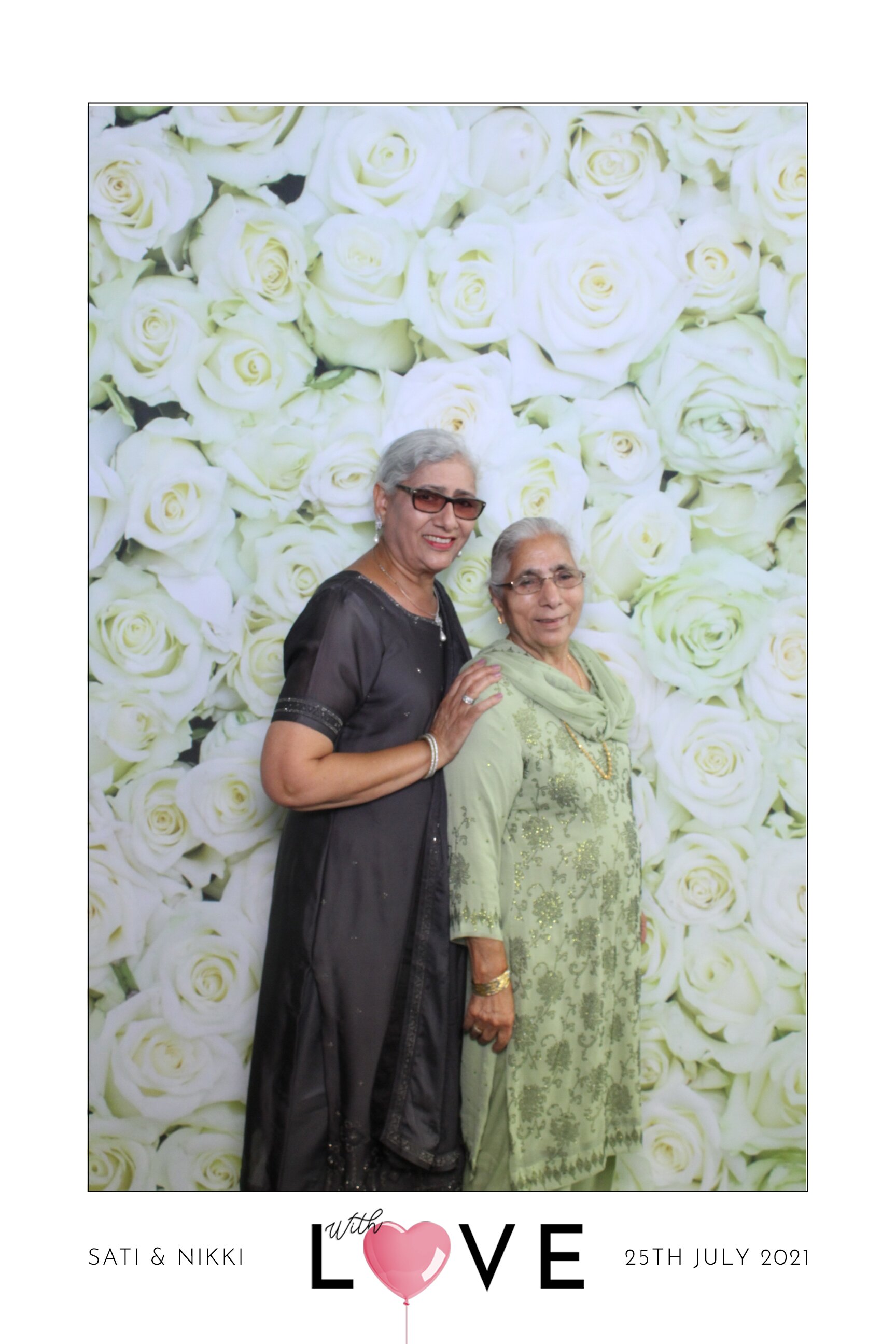Sati & Nikki | View more photos from the event at images.mobile-photo-booth.com/u/MobilePhotoBoothUK/Sati-Nikki