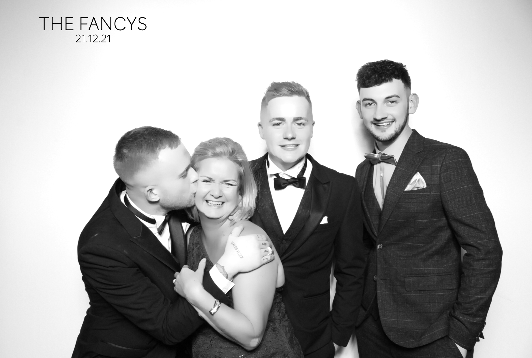 Tom & Ellen | View more photos from the event at images.mobile-photo-booth.com/u/MobilePhotoBoothUK/Tom-Ellen