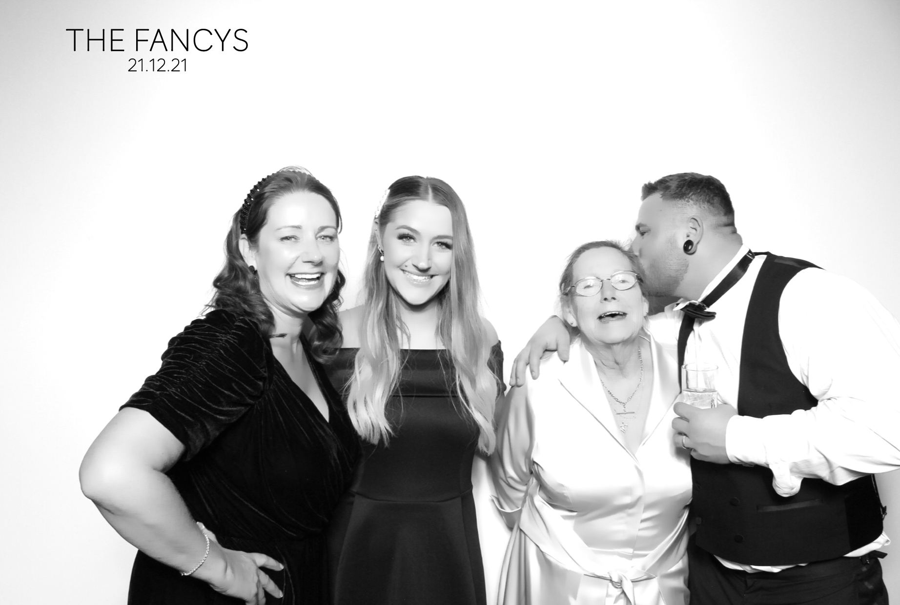 Tom & Ellen | View more photos from the event at images.mobile-photo-booth.com/u/MobilePhotoBoothUK/Tom-Ellen