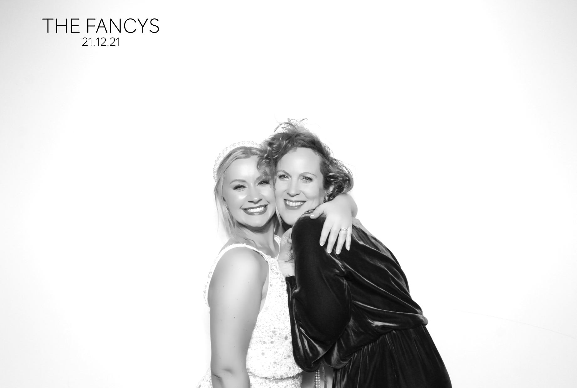 Tom & Ellen | View more photos from the event at images.mobile-photo-booth.com/u/MobilePhotoBoothUK/Tom-Ellen