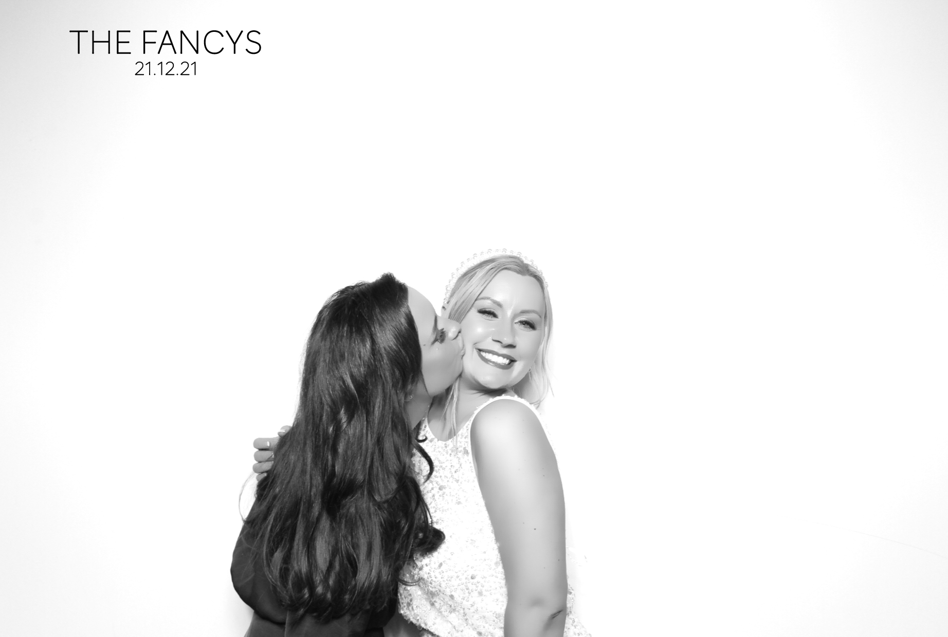 Tom & Ellen | View more photos from the event at images.mobile-photo-booth.com/u/MobilePhotoBoothUK/Tom-Ellen