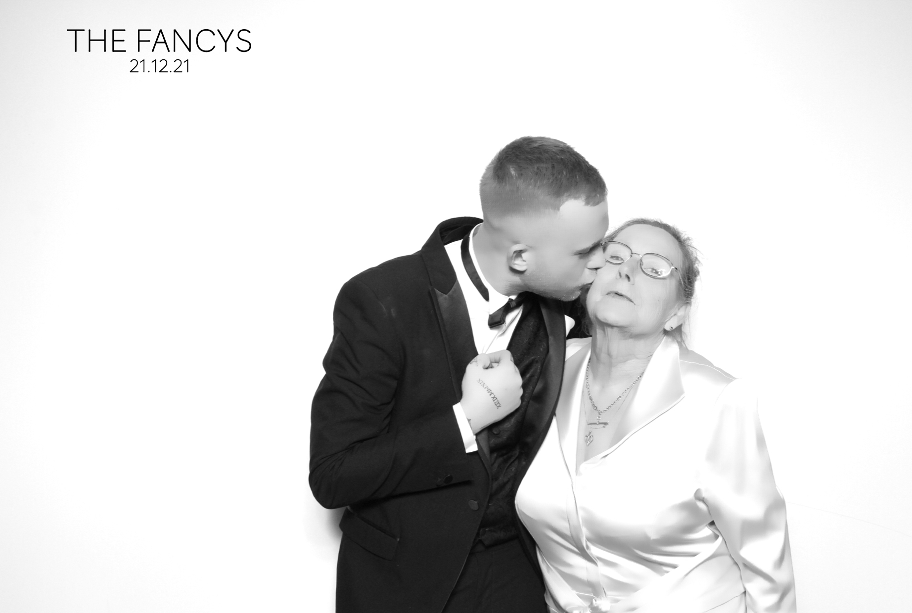 Tom & Ellen | View more photos from the event at images.mobile-photo-booth.com/u/MobilePhotoBoothUK/Tom-Ellen