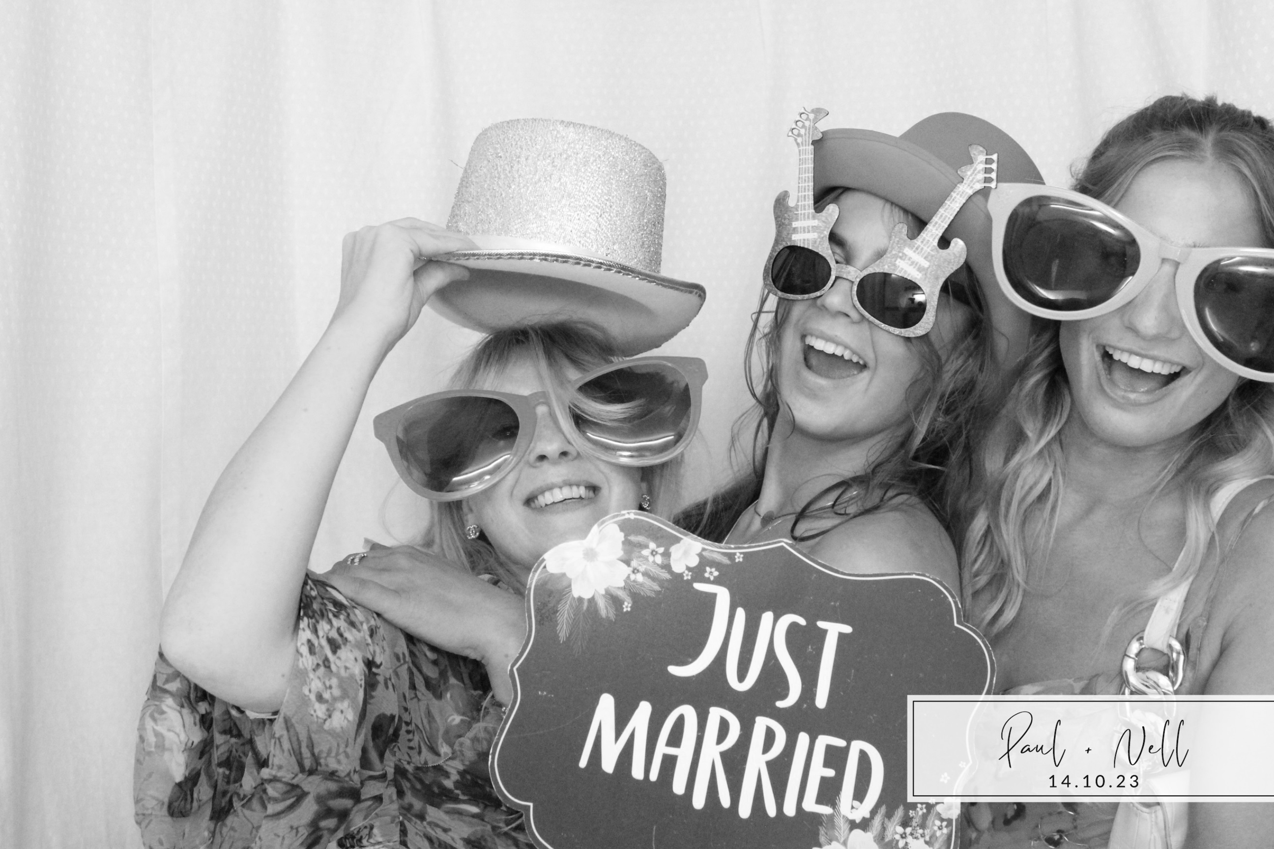 Paul & Nell | View more photos from the event at images.mobile-photo-booth.com/u/MobilePhotoBoothUK/Paul-Nell