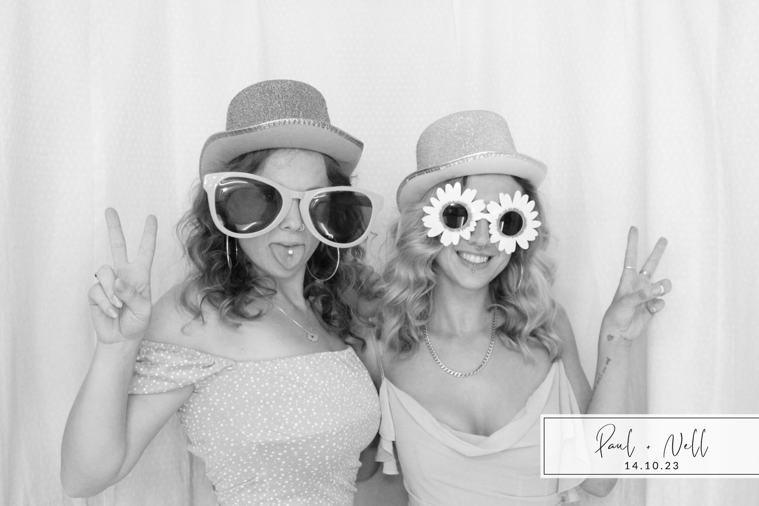 Paul & Nell | View more photos from the event at images.mobile-photo-booth.com/u/MobilePhotoBoothUK/Paul-Nell