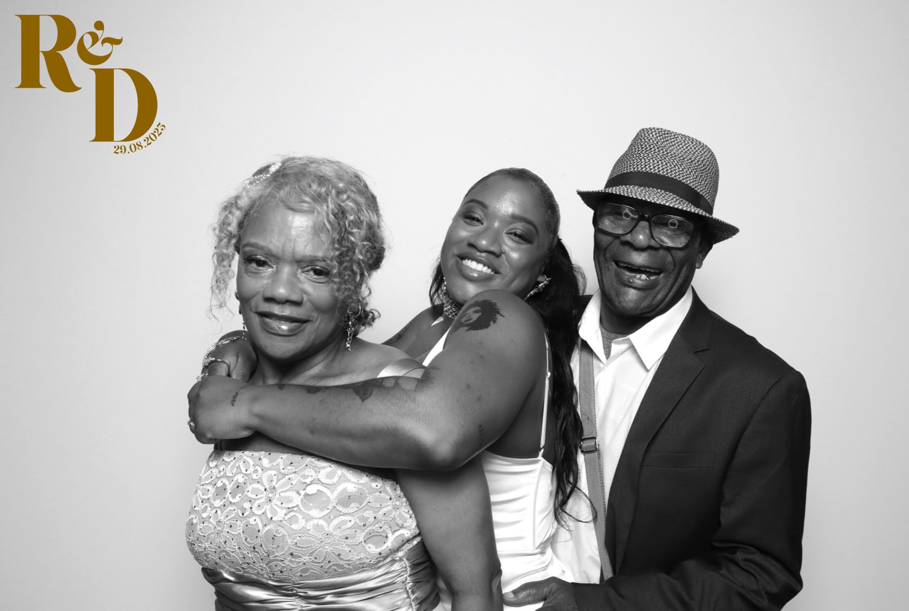 Rhianna & Dean | View more photos from the event at images.mobile-photo-booth.com/u/MobilePhotoBoothUK/Rhianna-Dean