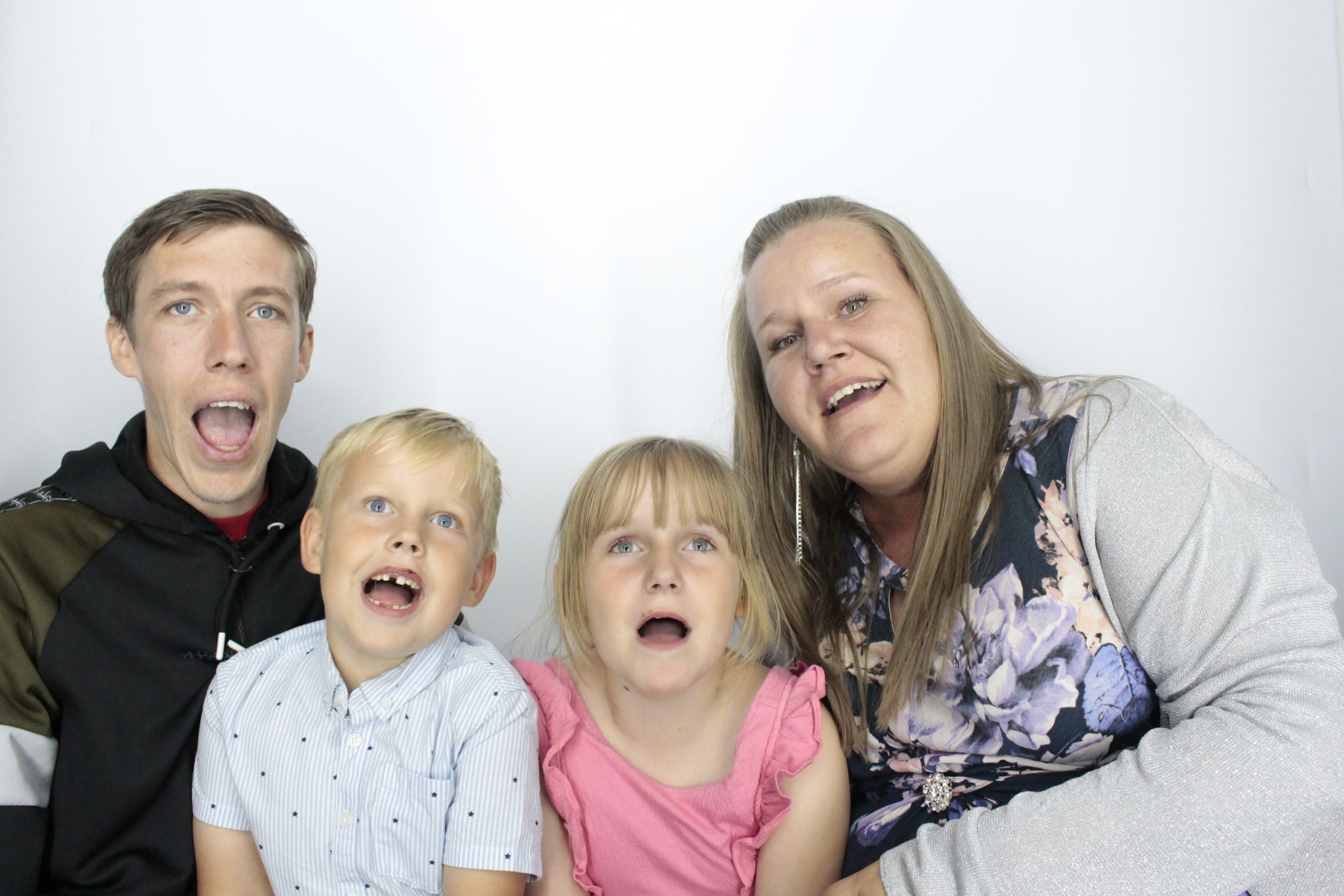 Elaine's Birthday Party | View more photos from the event at gallery.myphotoboothexperience.co.uk/u/MyPhotoBoothExperienceLtd/Elaines-Birthday-Party