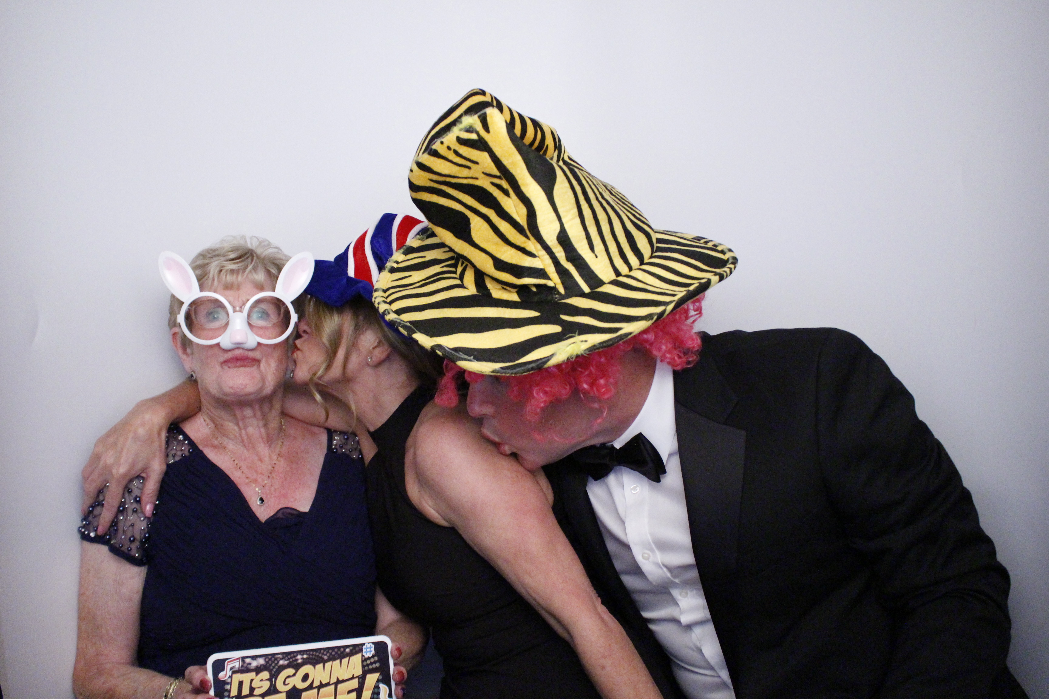 Sarah and Darren's Party | View more photos from the event at gallery.myphotoboothexperience.co.uk/u/MyPhotoBoothExperienceLtd/Sarah-and-Darrens-Party