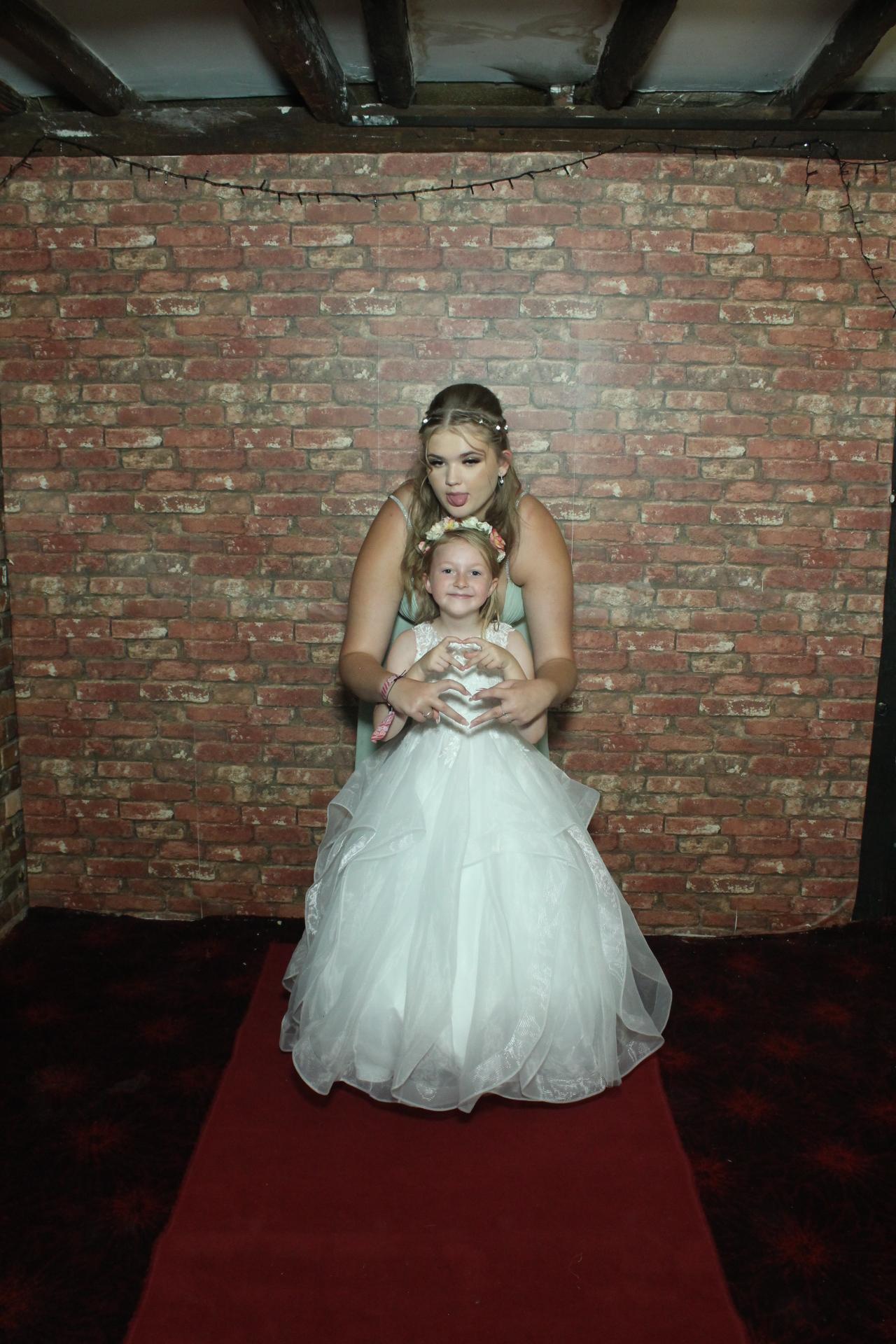 Les & Linda's Wedding  | View more photos from the event at gallery.myphotoboothexperience.co.uk/u/MyPhotoBoothExperienceLtd/Les-Lindas-Wedding