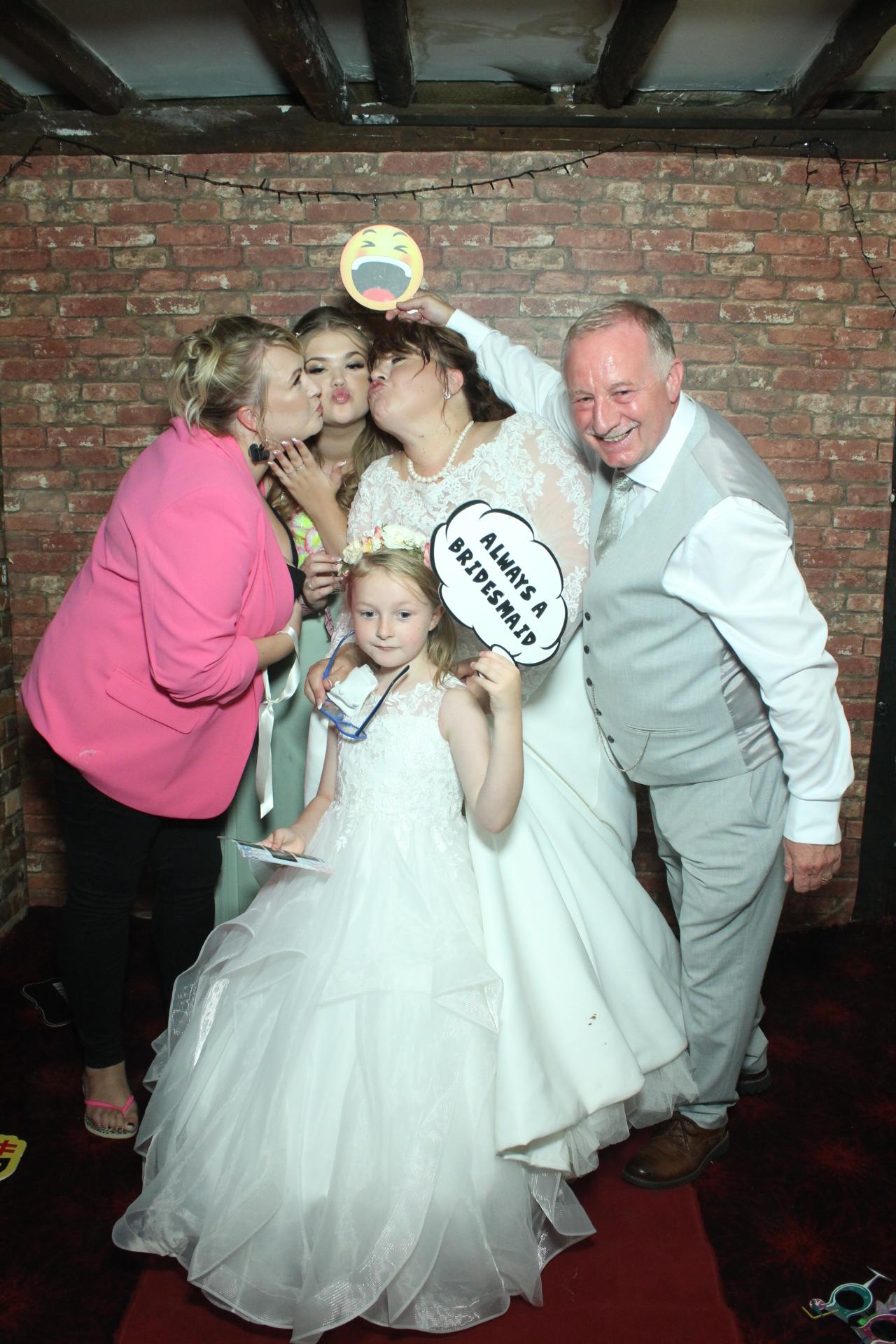 Les & Linda's Wedding  | View more photos from the event at gallery.myphotoboothexperience.co.uk/u/MyPhotoBoothExperienceLtd/Les-Lindas-Wedding