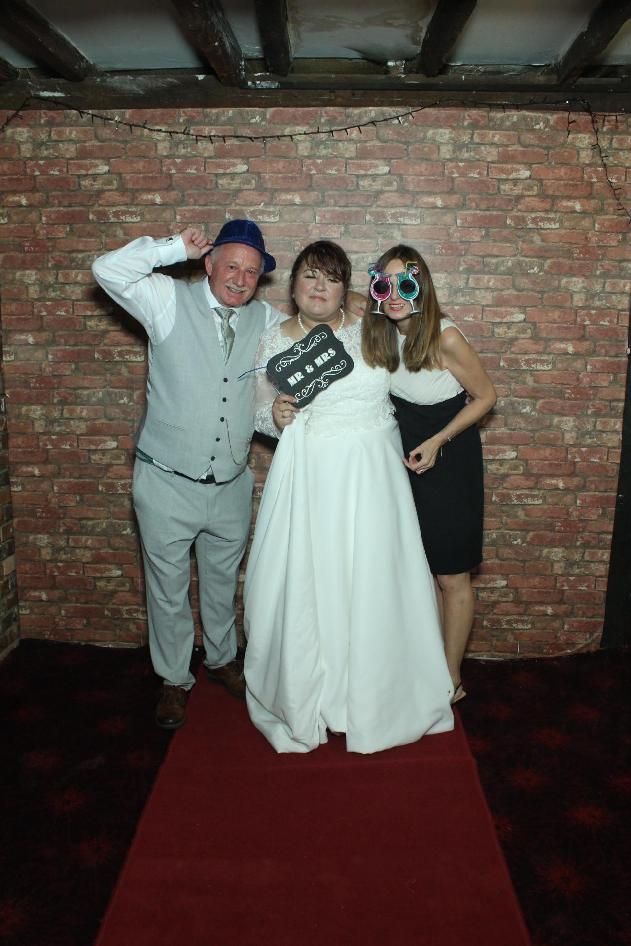 Les & Linda's Wedding  | View more photos from the event at gallery.myphotoboothexperience.co.uk/u/MyPhotoBoothExperienceLtd/Les-Lindas-Wedding